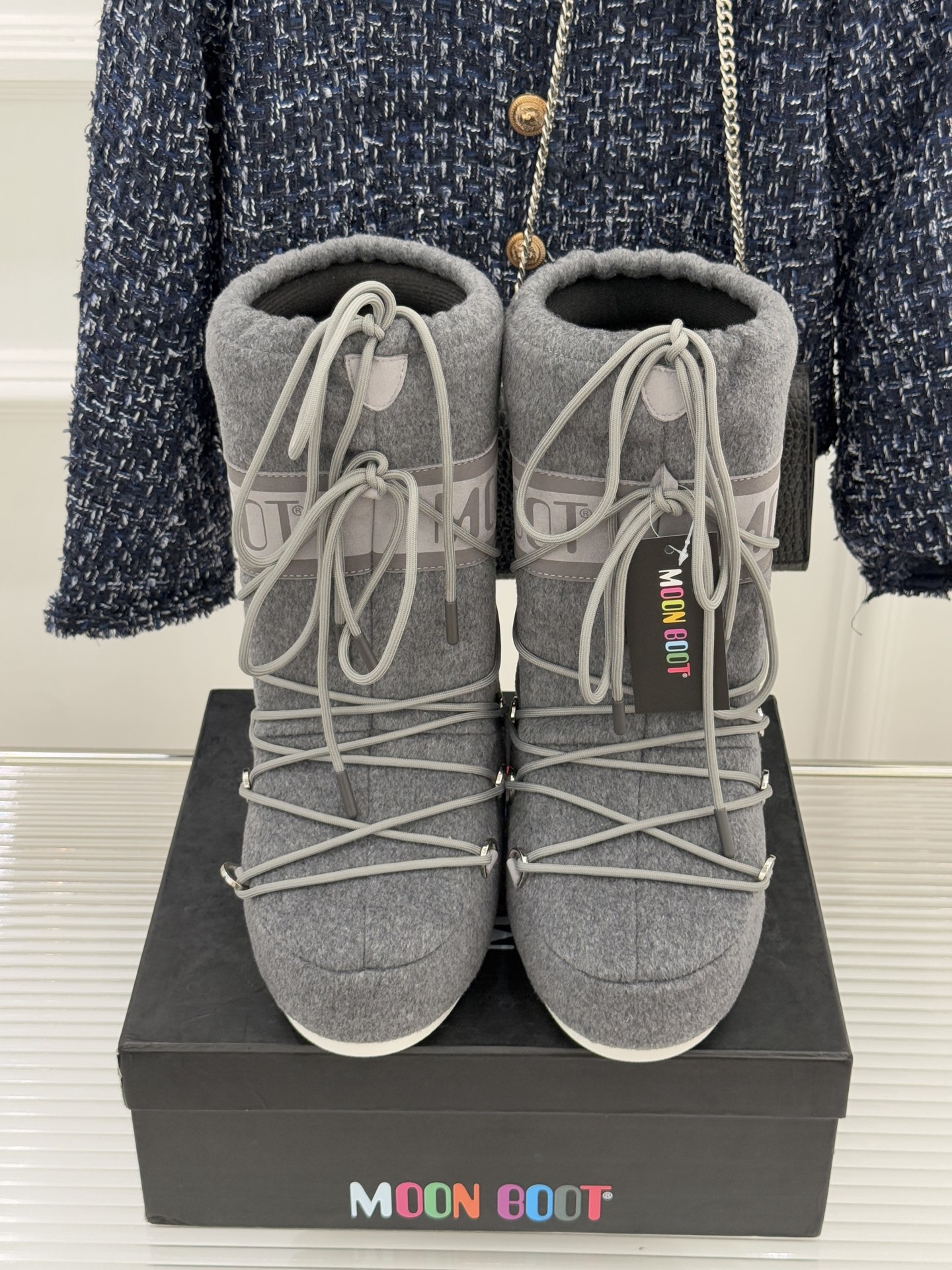 Moon Boot经典爆款滑雪月亮靴雪地靴系列当凛冽寒风裹着碎雪漫过雪原当滑雪道的弧线在纯白天地间延展月