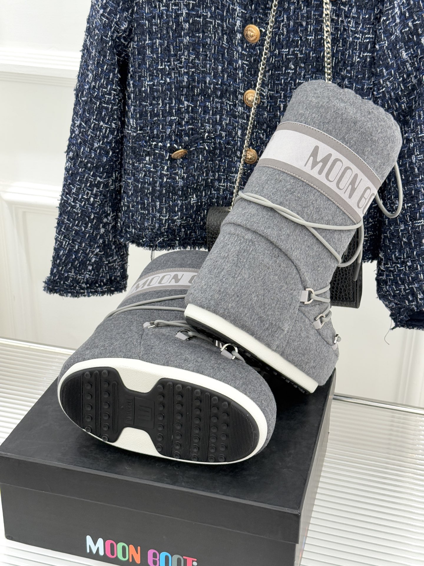 Moon Boot经典爆款滑雪月亮靴雪地靴系列当凛冽寒风裹着碎雪漫过雪原当滑雪道的弧线在纯白天地间延展月