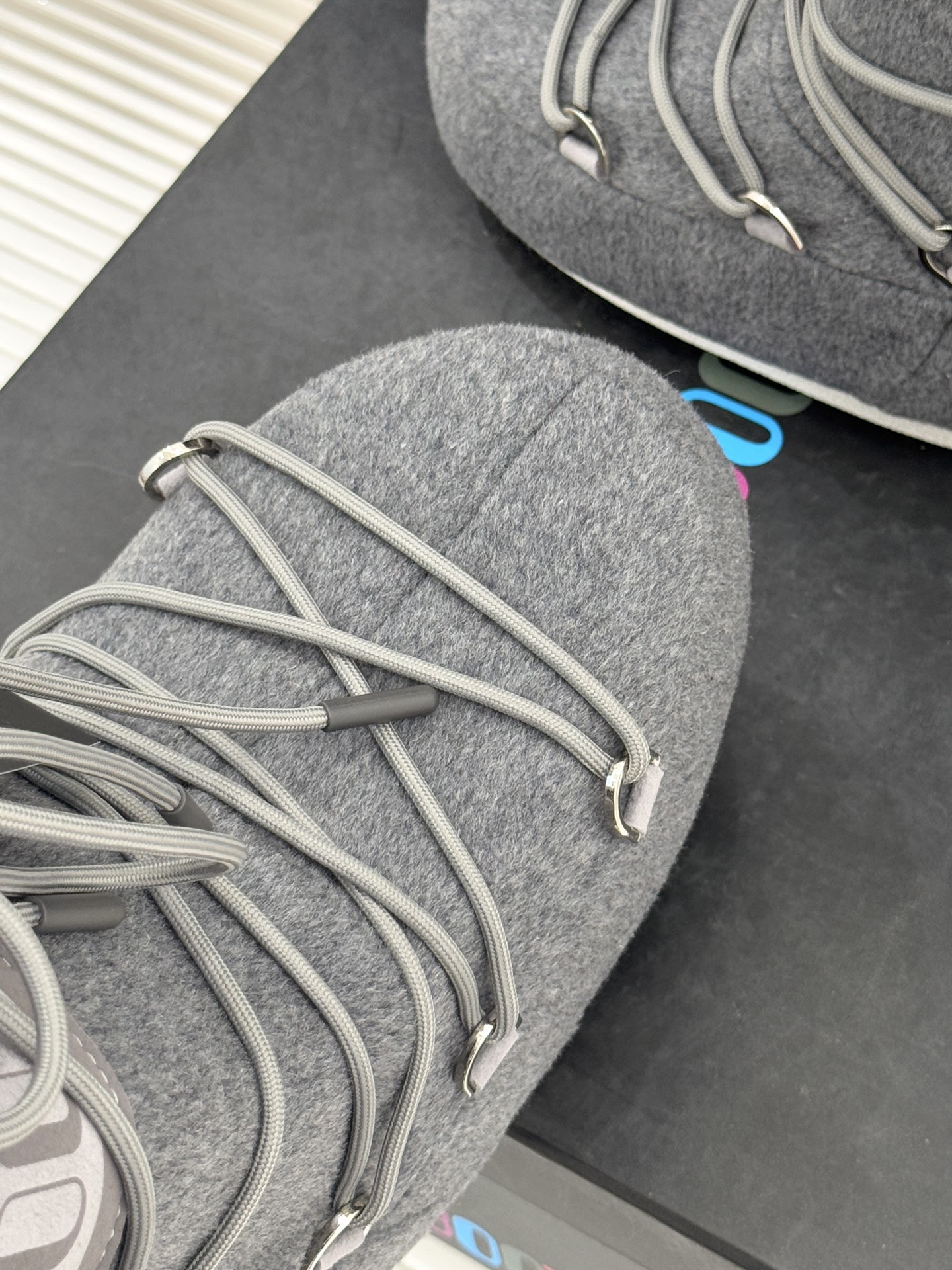 Moon Boot经典爆款滑雪月亮靴雪地靴系列当凛冽寒风裹着碎雪漫过雪原当滑雪道的弧线在纯白天地间延展月