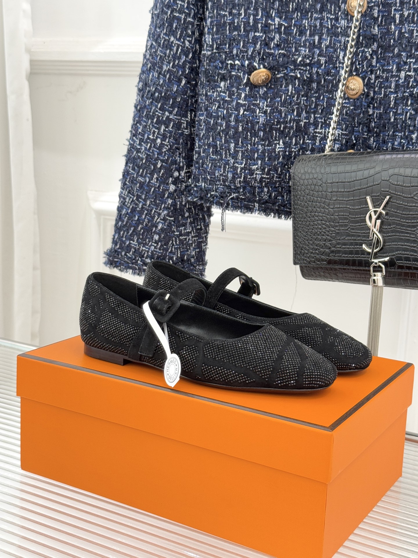 NO:628307,Top version (with original airplane box) Hermès/Hermès 26WF new rhinestone Mary Jane shoes. Inheriting Hermès' century-old shoemaking craftsmanship, the round-toe Mary Jane shoes use a classic silhouette to anchor the elegant background. The rhinestone embellishments rejuvenate the exquisite tension. They are soft and luxurious. They show low-key elegance when walking. They are suitable for many scenes and hide unobtrusive high-end taste. The shoe body is decorated with fine rhinestones, arranged in a dense and dense manner.  It shines brightly and softly under the refraction of light. Pair it with a knitted skirt to show a gentle and elegant look. Pair it with straight pants to reveal a smart style. Pair it with a dress for a smart temperament. It is easily suitable for commuting, dating and daily outings. It withstands the test of time with its classic silhouette. Rhinestone details light up the shape. Every step shows high-end elegance. The fabric is made of custom Yangjing + hot diamonds. The inner toes are all sheepskin. The genuine leather outsole imported from Italy  size35-39 (40/41 customized), single shoes, hermes, hermes, mary jane, skirts, sheepskin, sheep, Leather soles19860909顶版（配原版飞机盒） Hermès/爱马仕26WF新品水钻玛丽珍鞋 承袭爱马仕百年制鞋匠心 圆头玛丽珍鞋以经典廓形锚定优雅底色 水钻缀饰焕活精致张力 柔中带奢 步履间尽展低调矜贵 适配多场景穿搭 藏起不张扬的高阶品味. 鞋身饰以细碎水钻 疏密有致排布 光线折射下闪映莹润柔光 搭配针织裙显温柔雅致 配直筒裤露干练格调 搭连衣裙衬灵动气质 轻松适配通勤、约会、日常出街 以经典廓形扛住时光考验 以水钻细节点亮造型 步步皆显高阶矜贵. 面料采用定制羊京＋烫钻 内里踮脚均为羊皮 意大利进口真皮大底 size35-39（40/41定制）,单鞋,hermes,hermes,mary jane,skirts,sheepskin,sheep,Leather soles,Women's Shoes