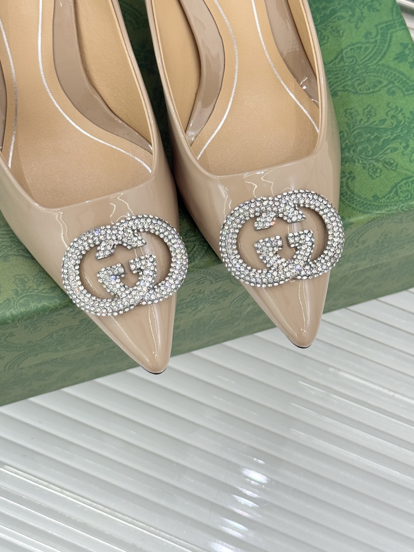 Gucci/古驰26WF早春水钻尖头高跟鞋单鞋溯源佛罗伦萨文艺复兴底蕴这双高跟鞋单鞋以“回归本源将品牌百