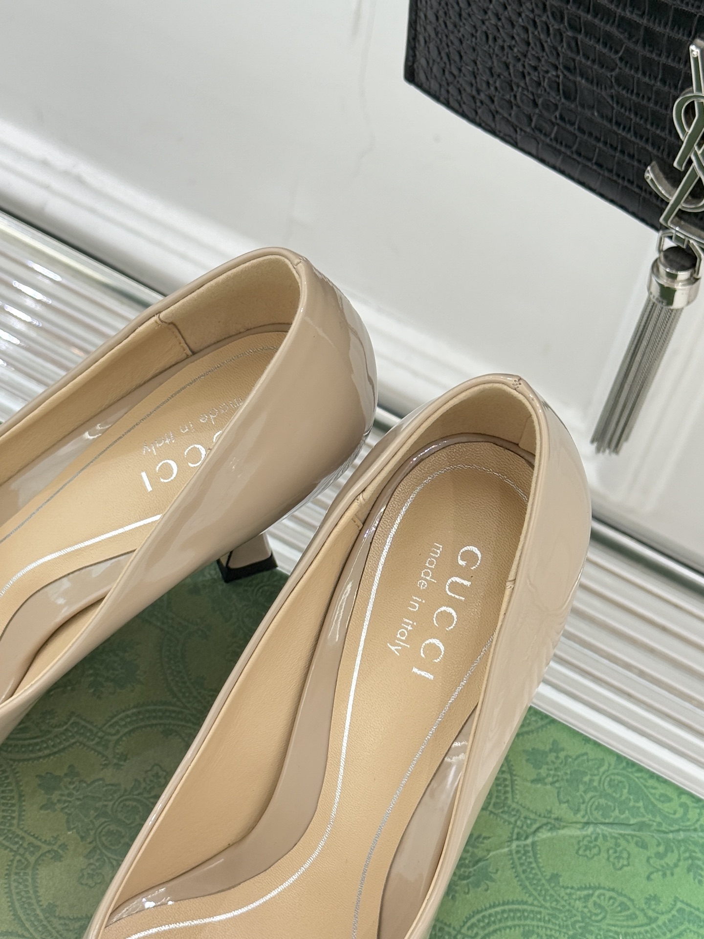 Gucci/古驰26WF早春水钻尖头高跟鞋单鞋溯源佛罗伦萨文艺复兴底蕴这双高跟鞋单鞋以“回归本源将品牌百