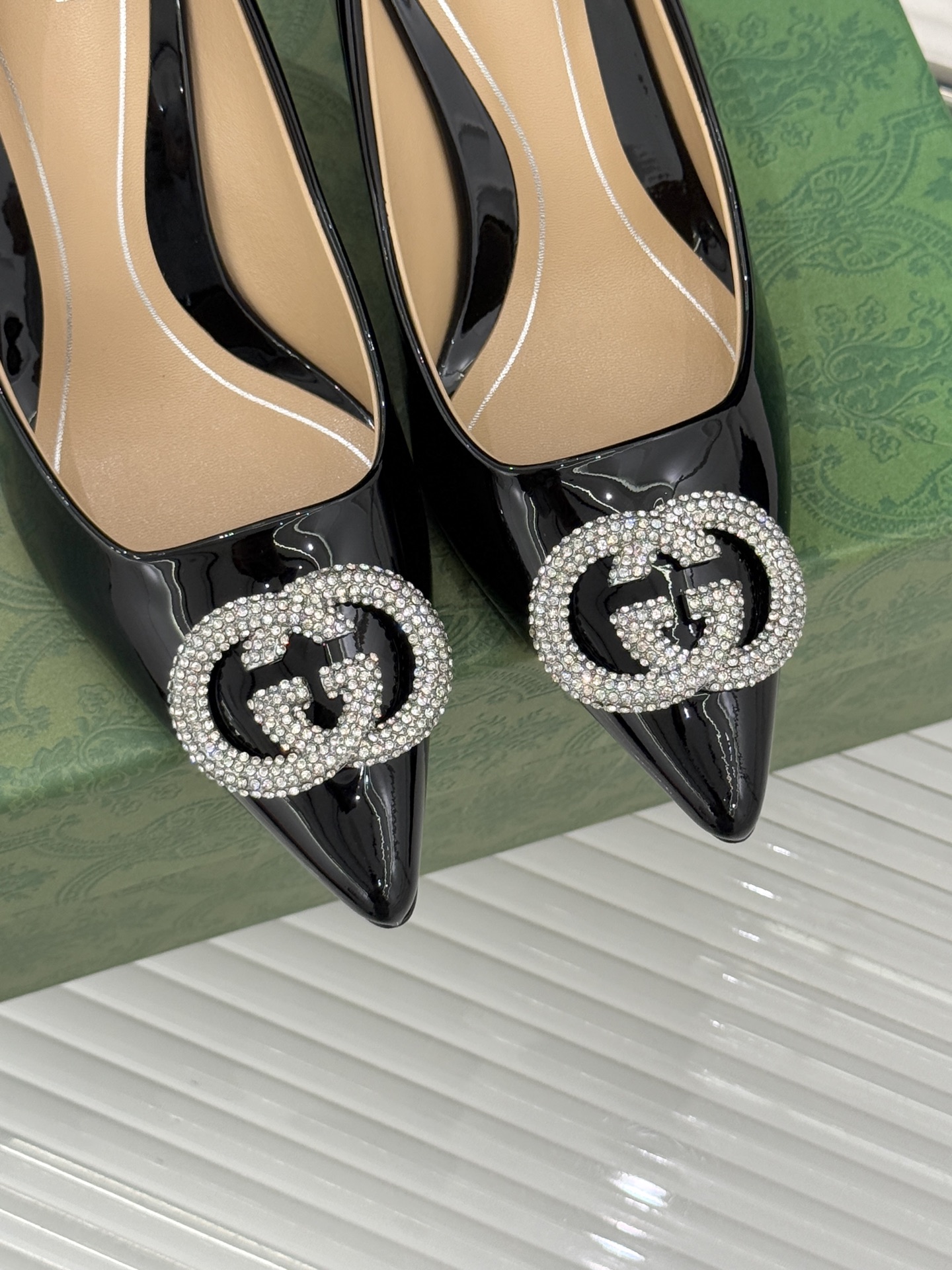 Gucci/古驰26WF早春水钻尖头高跟鞋单鞋溯源佛罗伦萨文艺复兴底蕴这双高跟鞋单鞋以“回归本源将品牌百