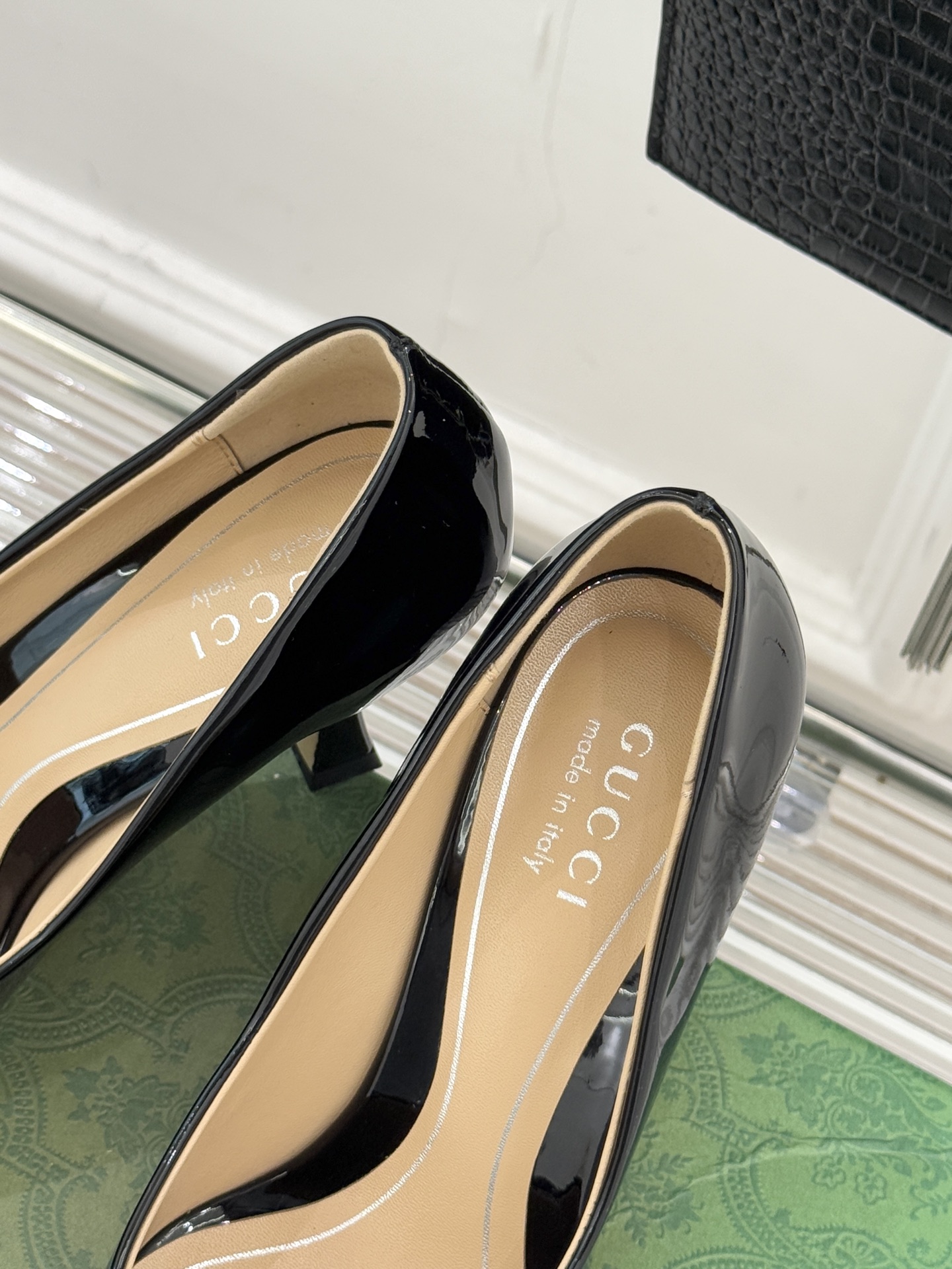 Gucci/古驰26WF早春水钻尖头高跟鞋单鞋溯源佛罗伦萨文艺复兴底蕴这双高跟鞋单鞋以“回归本源将品牌百