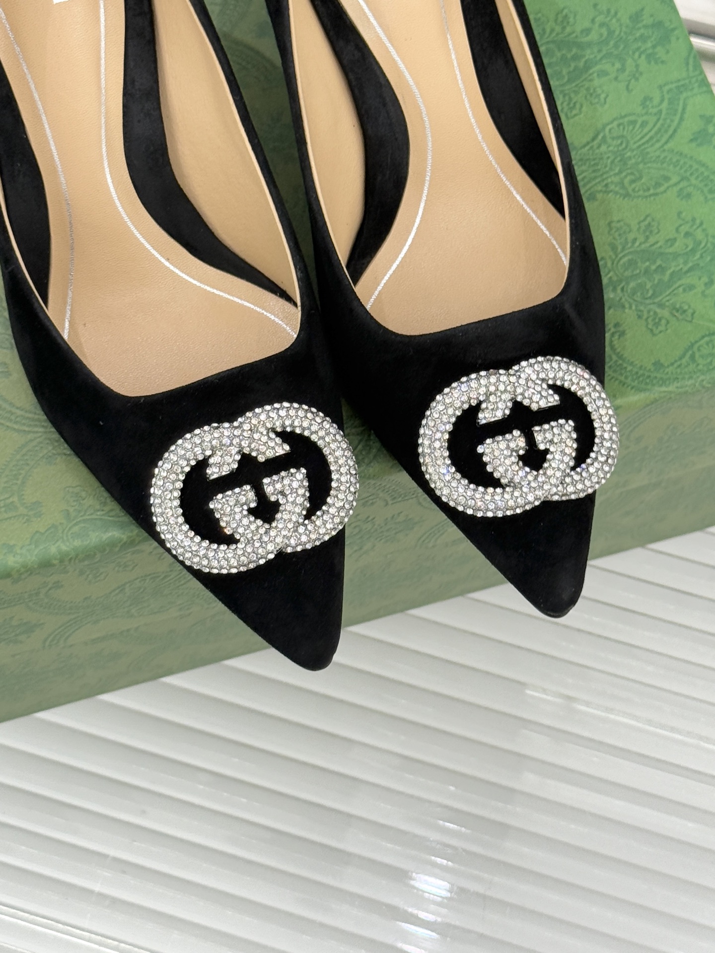 Gucci/古驰26WF早春水钻尖头高跟鞋单鞋溯源佛罗伦萨文艺复兴底蕴这双高跟鞋单鞋以“回归本源将品牌百