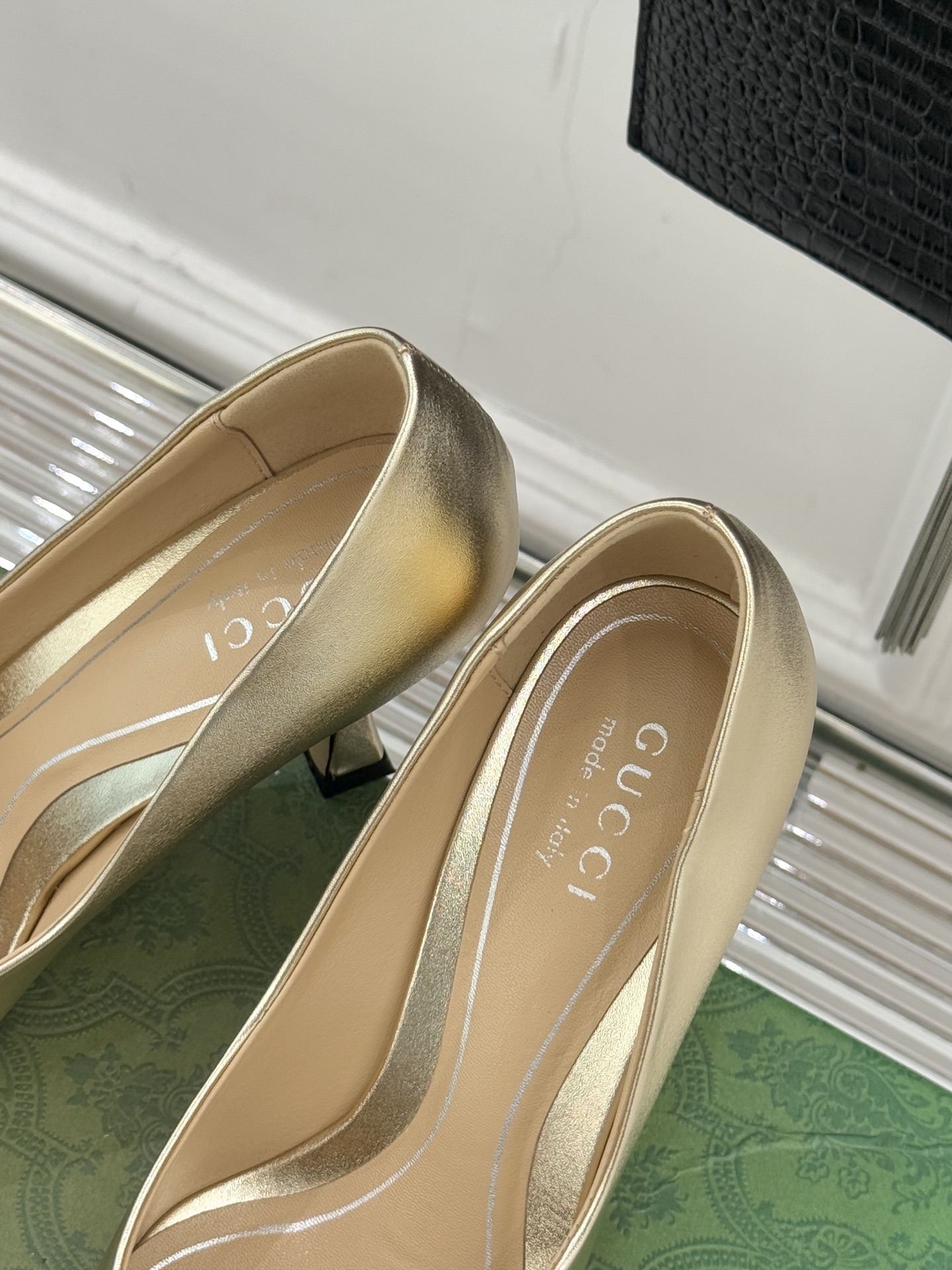 Gucci/古驰26WF早春水钻尖头高跟鞋单鞋溯源佛罗伦萨文艺复兴底蕴这双高跟鞋单鞋以“回归本源将品牌百