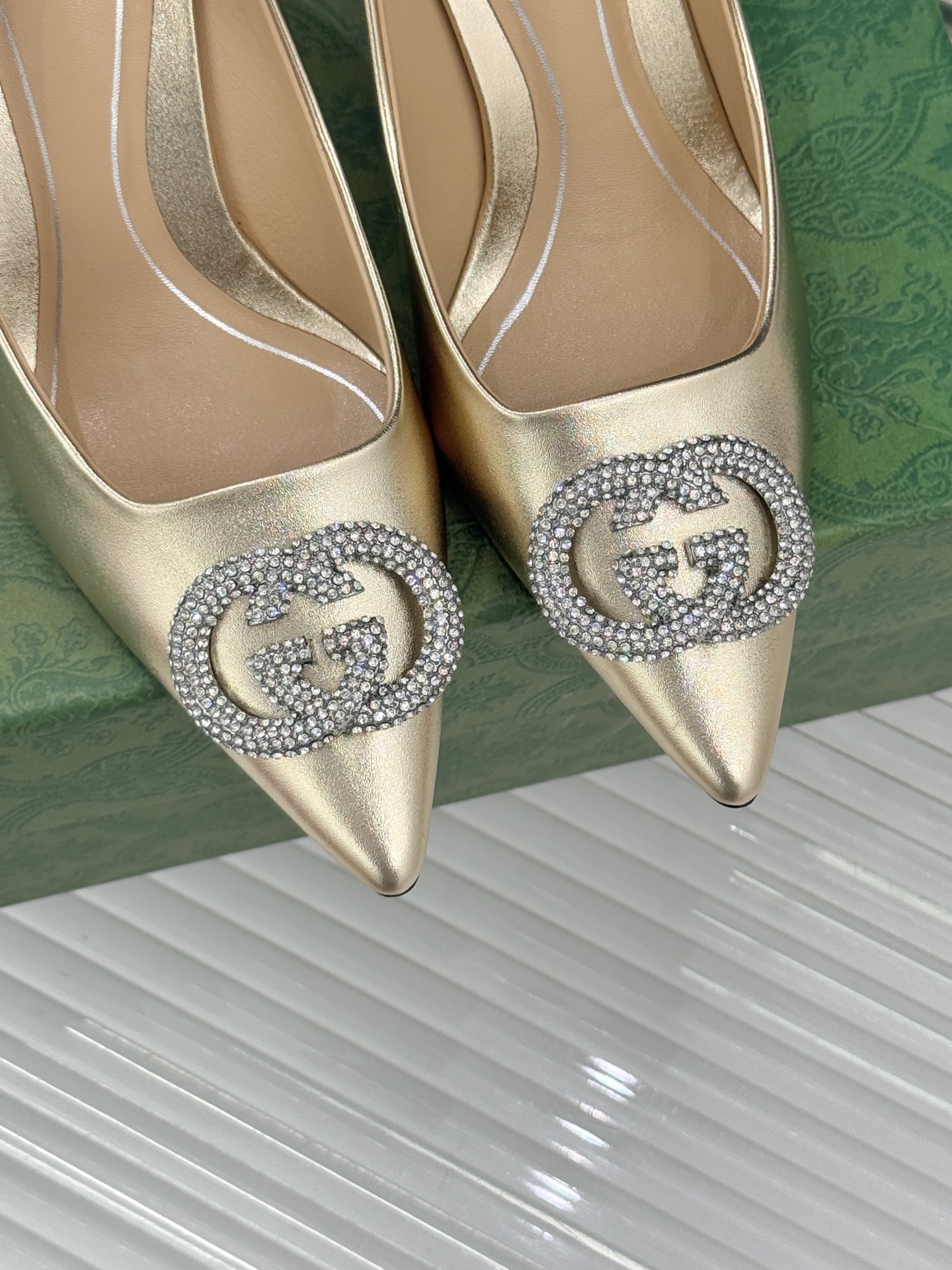 Gucci/古驰26WF早春水钻尖头高跟鞋单鞋溯源佛罗伦萨文艺复兴底蕴这双高跟鞋单鞋以“回归本源将品牌百