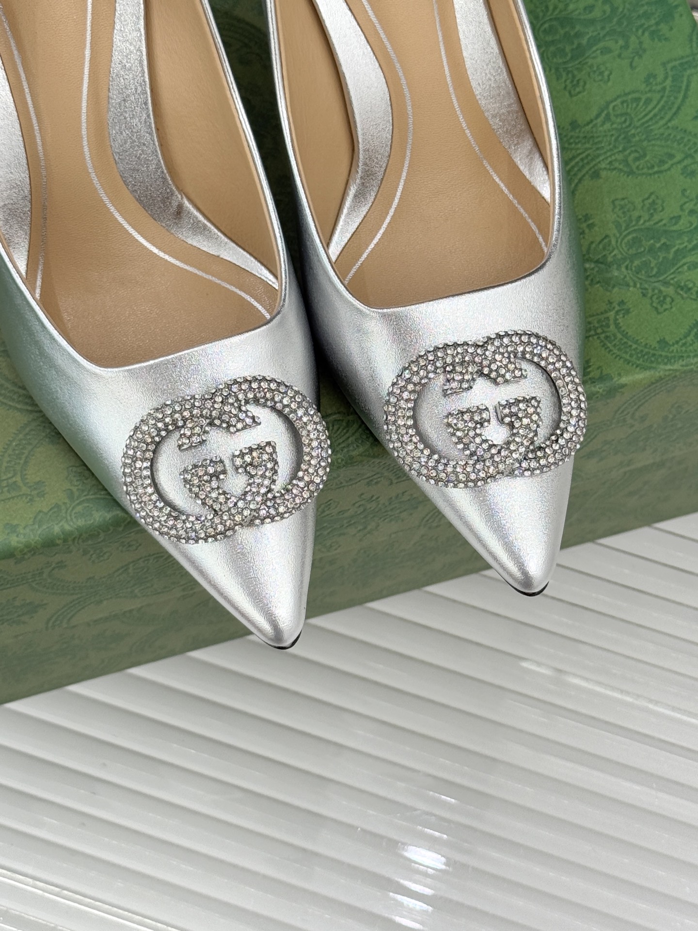 Gucci/古驰26WF早春水钻尖头高跟鞋单鞋溯源佛罗伦萨文艺复兴底蕴这双高跟鞋单鞋以“回归本源将品牌百