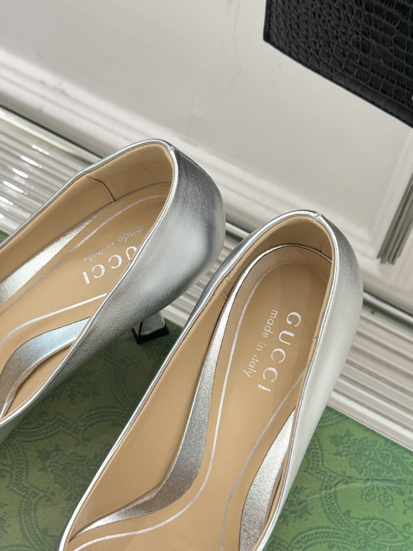 Gucci/古驰26WF早春水钻尖头高跟鞋单鞋溯源佛罗伦萨文艺复兴底蕴这双高跟鞋单鞋以“回归本源将品牌百