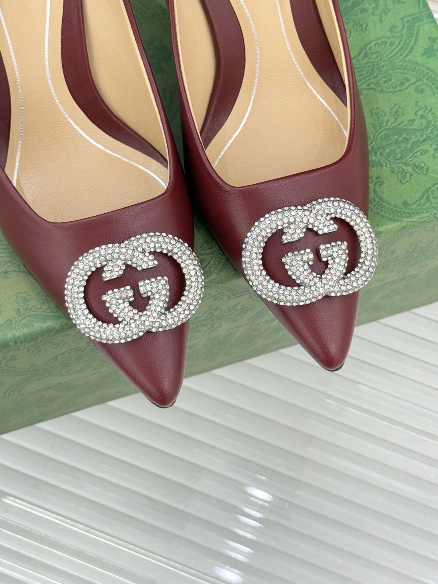 Gucci/古驰26WF早春水钻尖头高跟鞋单鞋溯源佛罗伦萨文艺复兴底蕴这双高跟鞋单鞋以“回归本源将品牌百