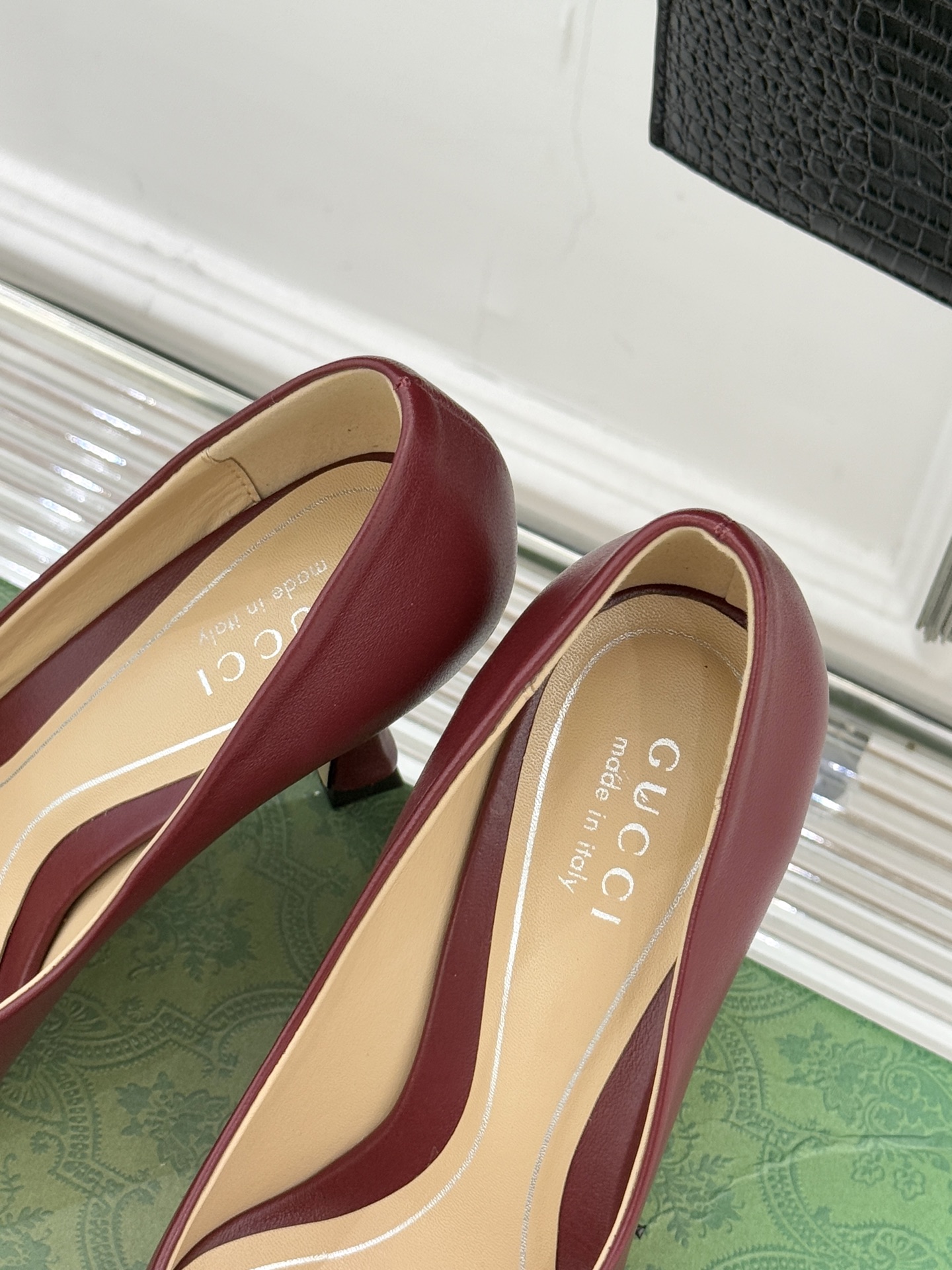 Gucci/古驰26WF早春水钻尖头高跟鞋单鞋溯源佛罗伦萨文艺复兴底蕴这双高跟鞋单鞋以“回归本源将品牌百