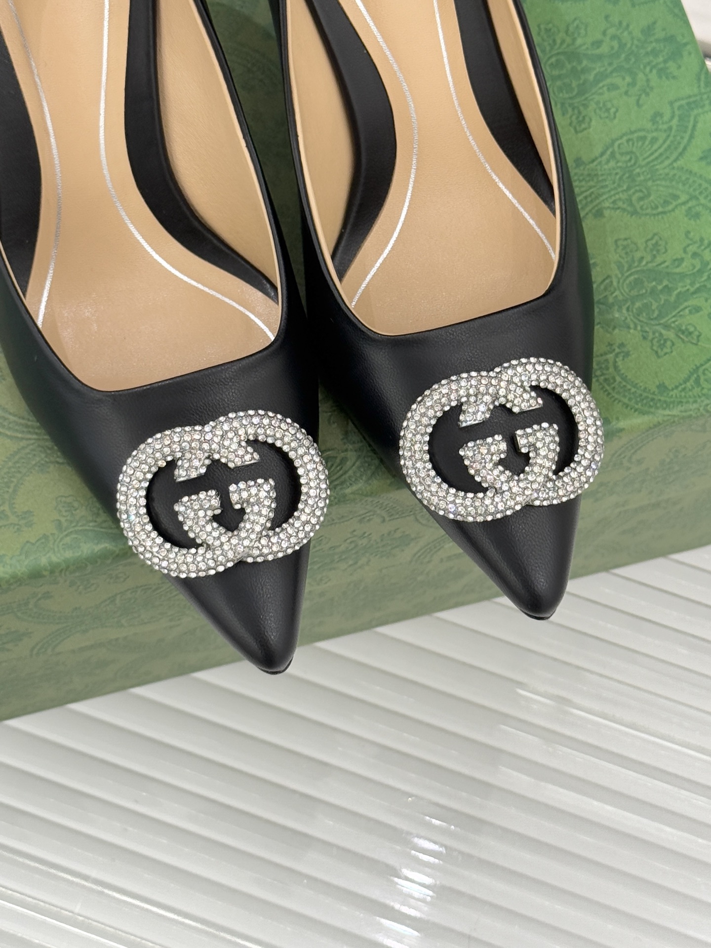 Gucci/古驰26WF早春水钻尖头高跟鞋单鞋溯源佛罗伦萨文艺复兴底蕴这双高跟鞋单鞋以“回归本源将品牌百