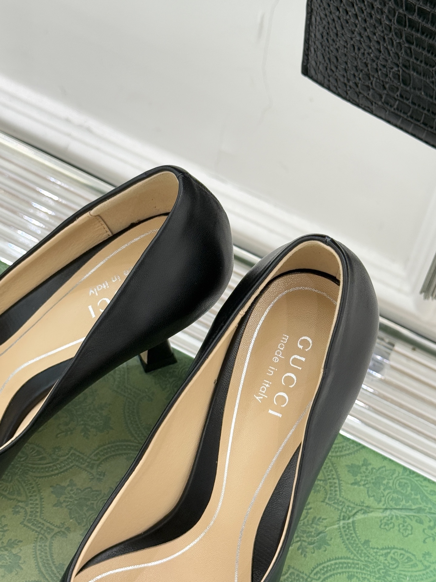 Gucci/古驰26WF早春水钻尖头高跟鞋单鞋溯源佛罗伦萨文艺复兴底蕴这双高跟鞋单鞋以“回归本源将品牌百