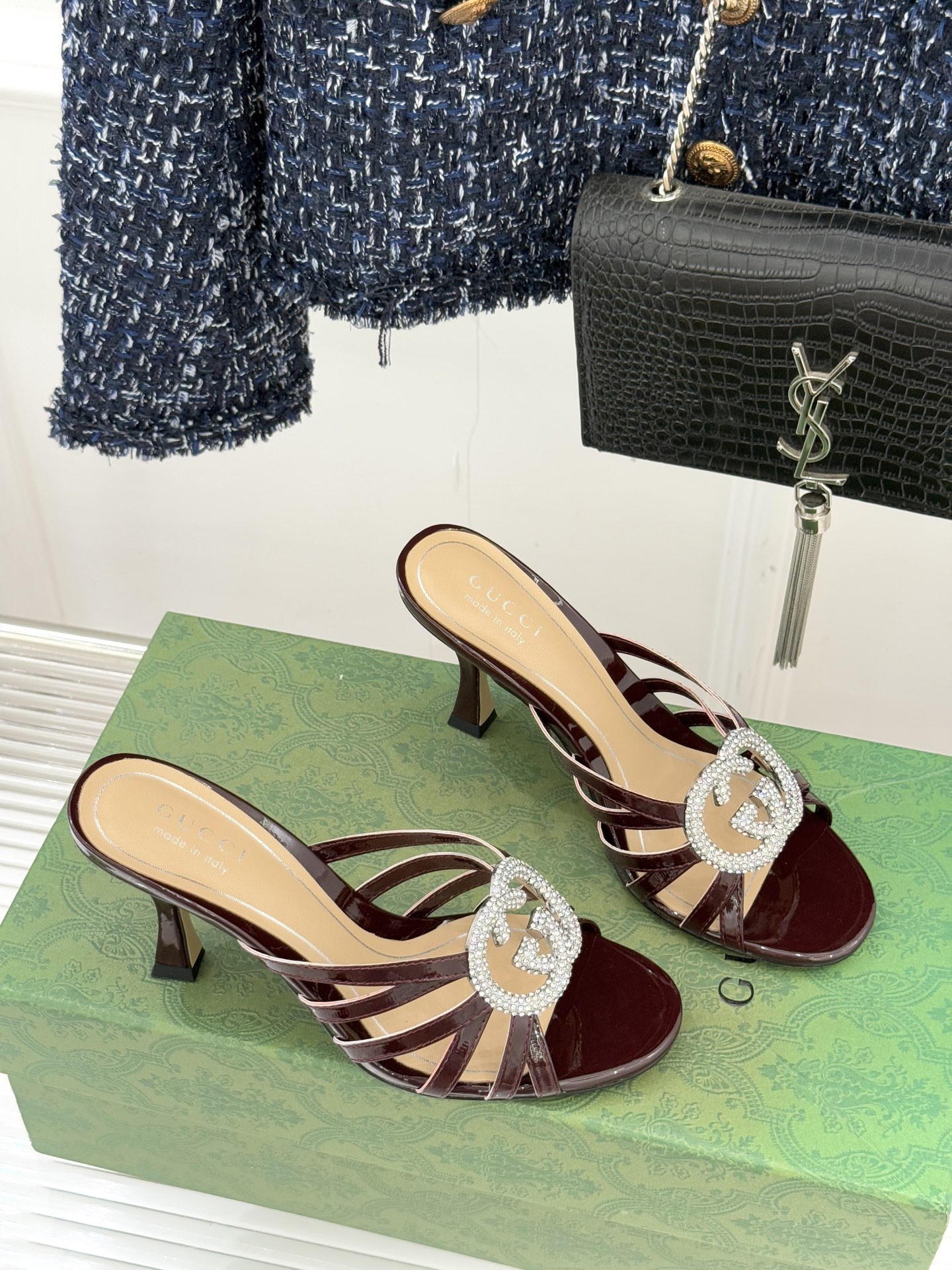 Gucci/古驰25WF早春水钻双G细带高跟拖鞋以经典符号与璀璨钻光重构早春格调将意式“不经意的优雅”融