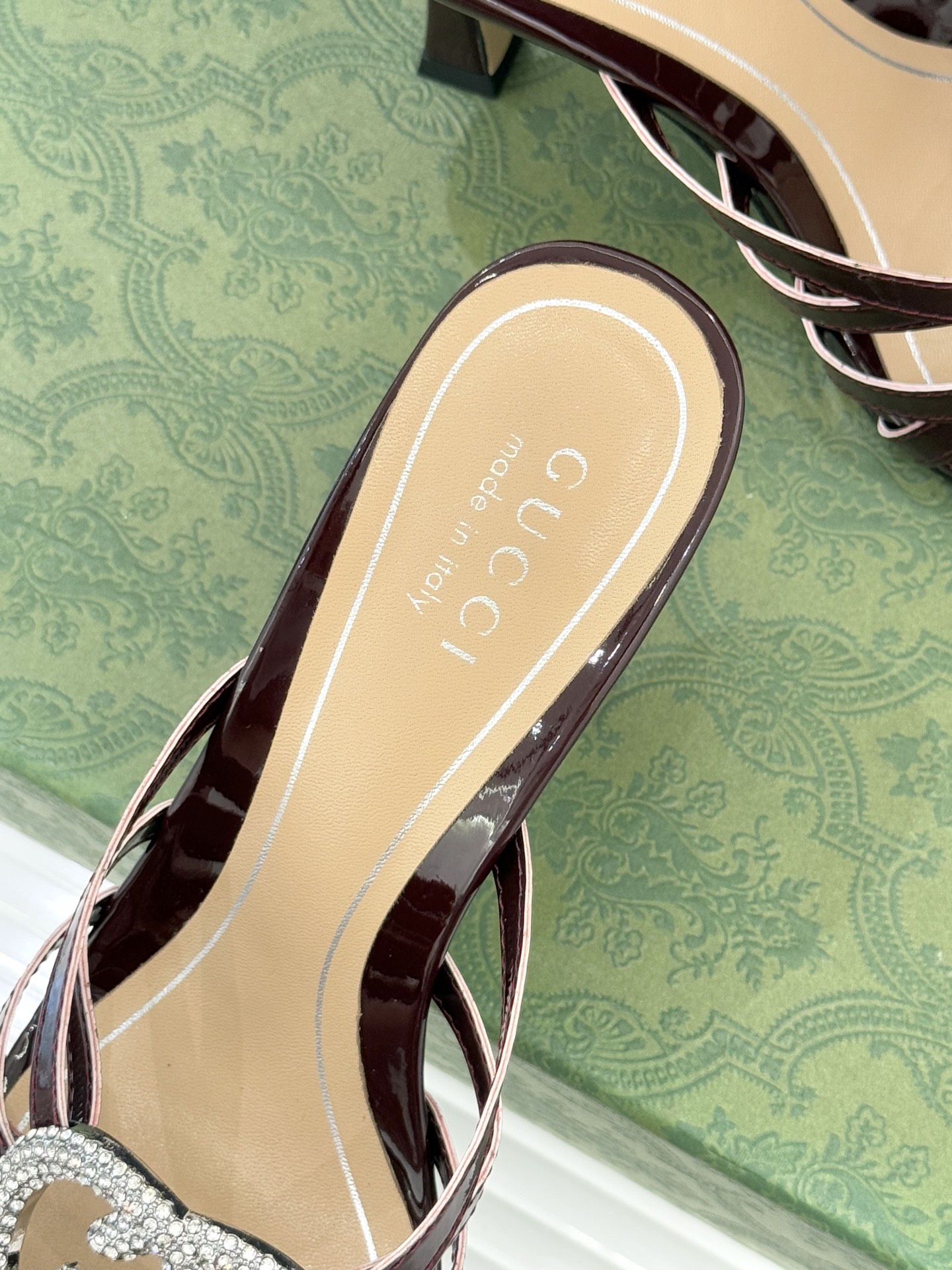 Gucci/古驰25WF早春水钻双G细带高跟拖鞋以经典符号与璀璨钻光重构早春格调将意式“不经意的优雅”融