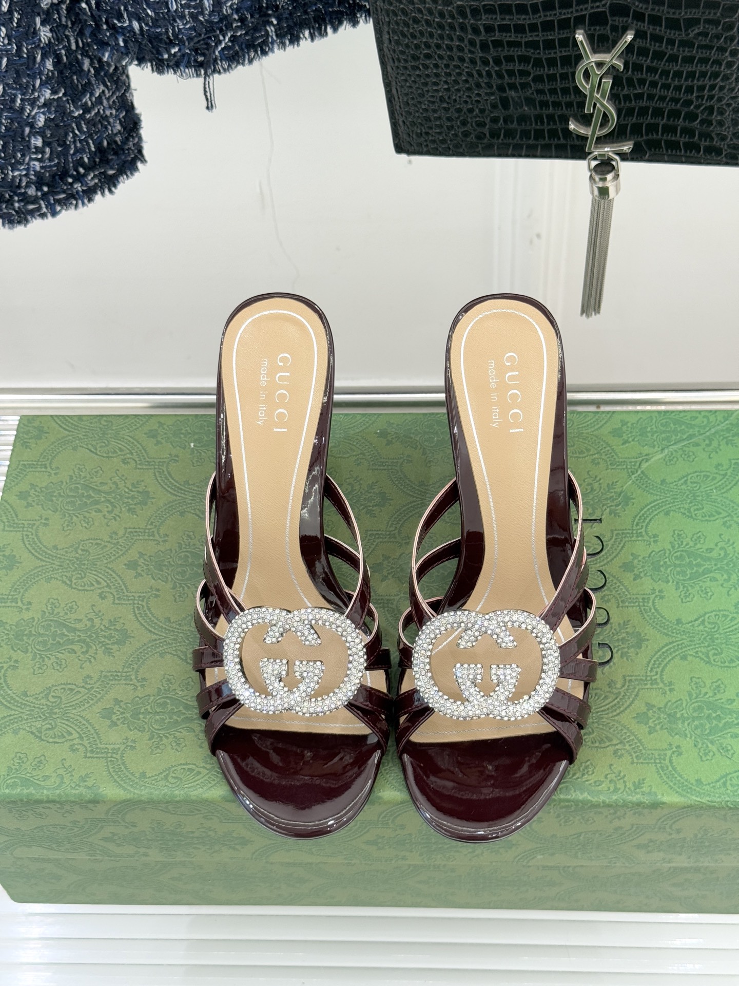 Gucci/古驰25WF早春水钻双G细带高跟拖鞋以经典符号与璀璨钻光重构早春格调将意式“不经意的优雅”融