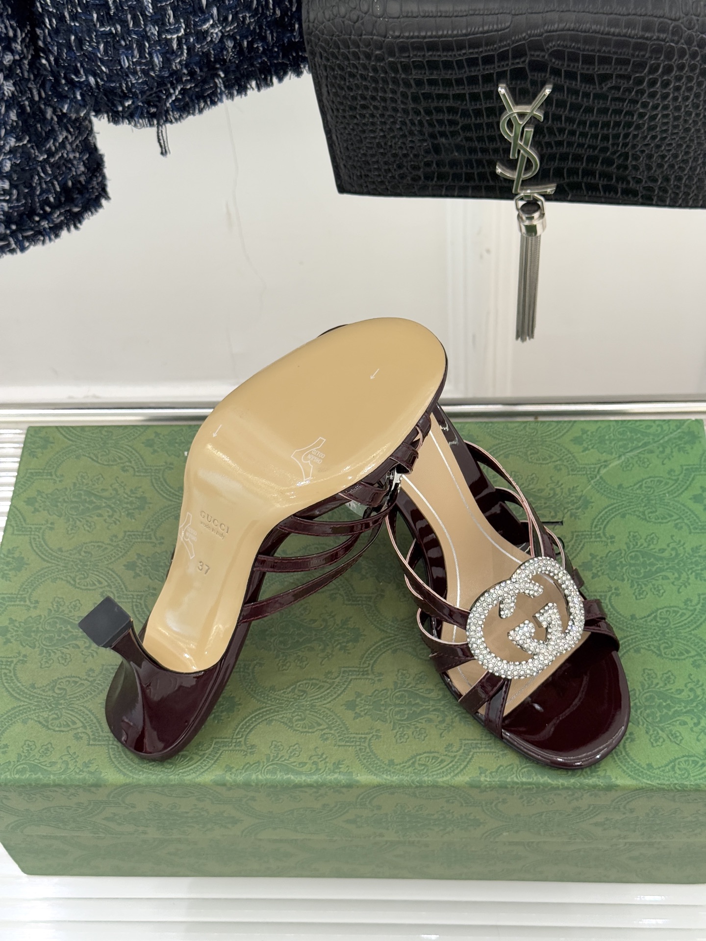 Gucci/古驰25WF早春水钻双G细带高跟拖鞋以经典符号与璀璨钻光重构早春格调将意式“不经意的优雅”融