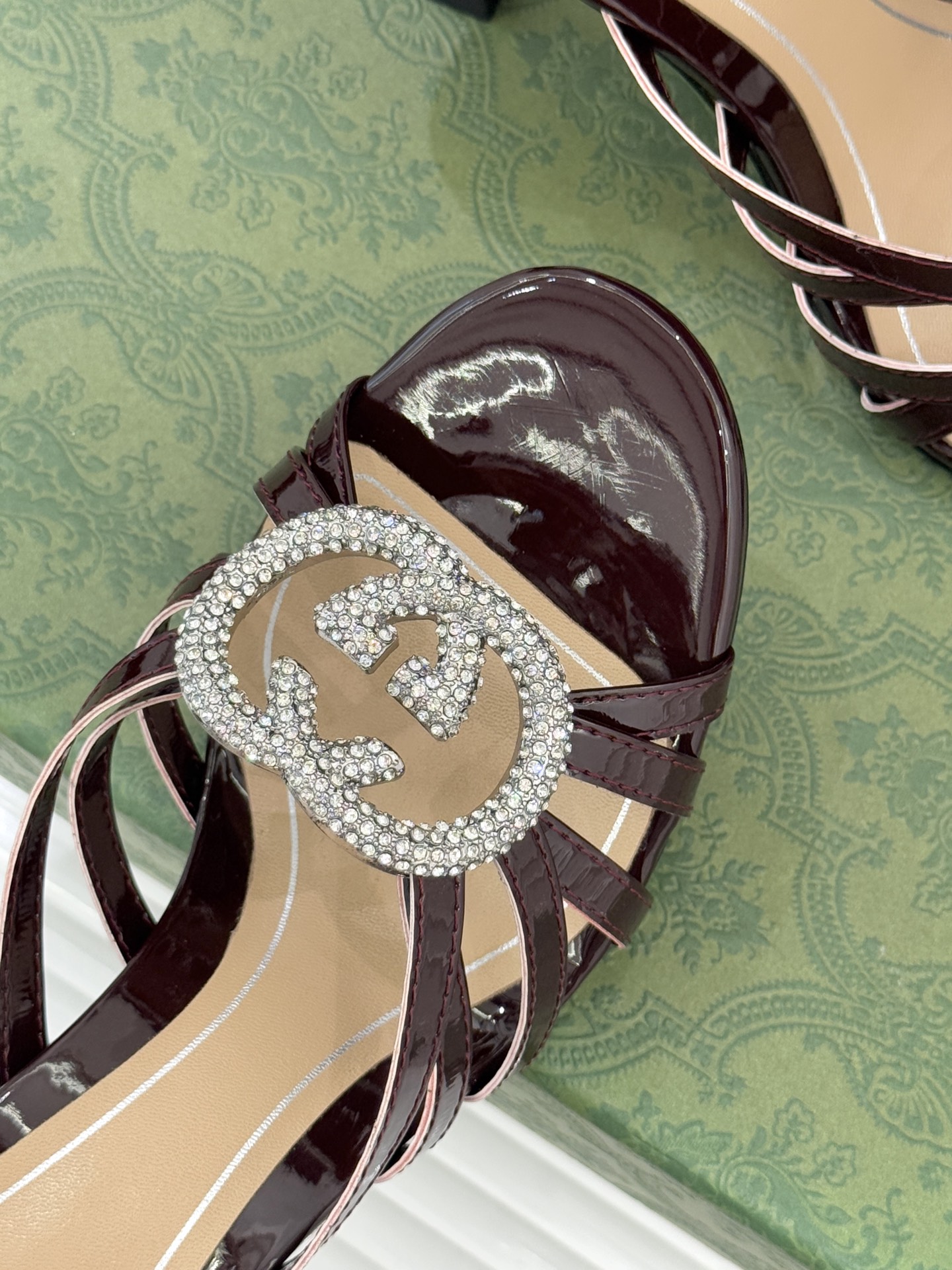 Gucci/古驰25WF早春水钻双G细带高跟拖鞋以经典符号与璀璨钻光重构早春格调将意式“不经意的优雅”融