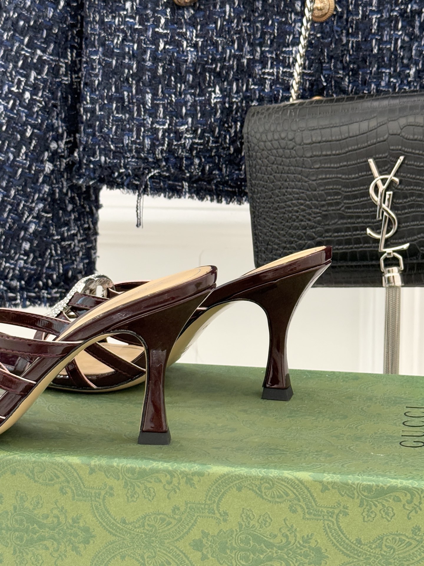 Gucci/古驰25WF早春水钻双G细带高跟拖鞋以经典符号与璀璨钻光重构早春格调将意式“不经意的优雅”融