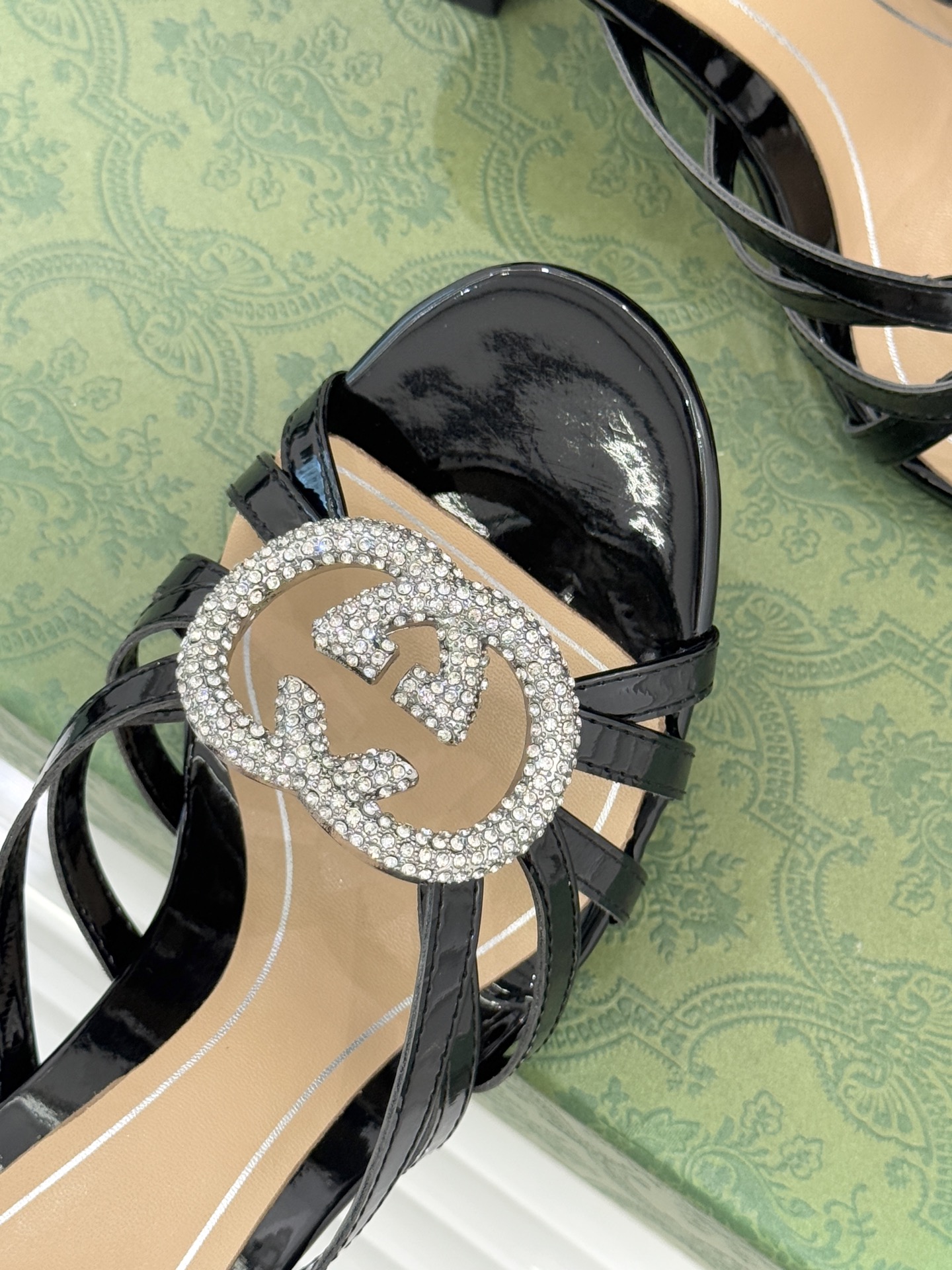 Gucci/古驰25WF早春水钻双G细带高跟拖鞋以经典符号与璀璨钻光重构早春格调将意式“不经意的优雅”融