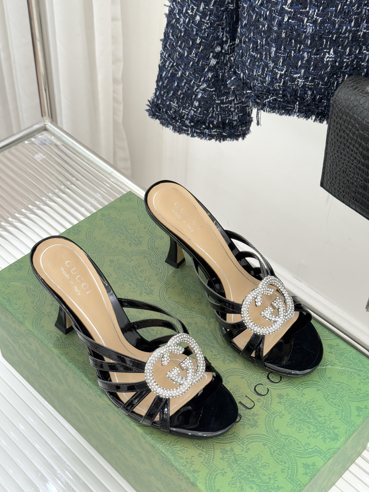 Gucci/古驰25WF早春水钻双G细带高跟拖鞋以经典符号与璀璨钻光重构早春格调将意式“不经意的优雅”融