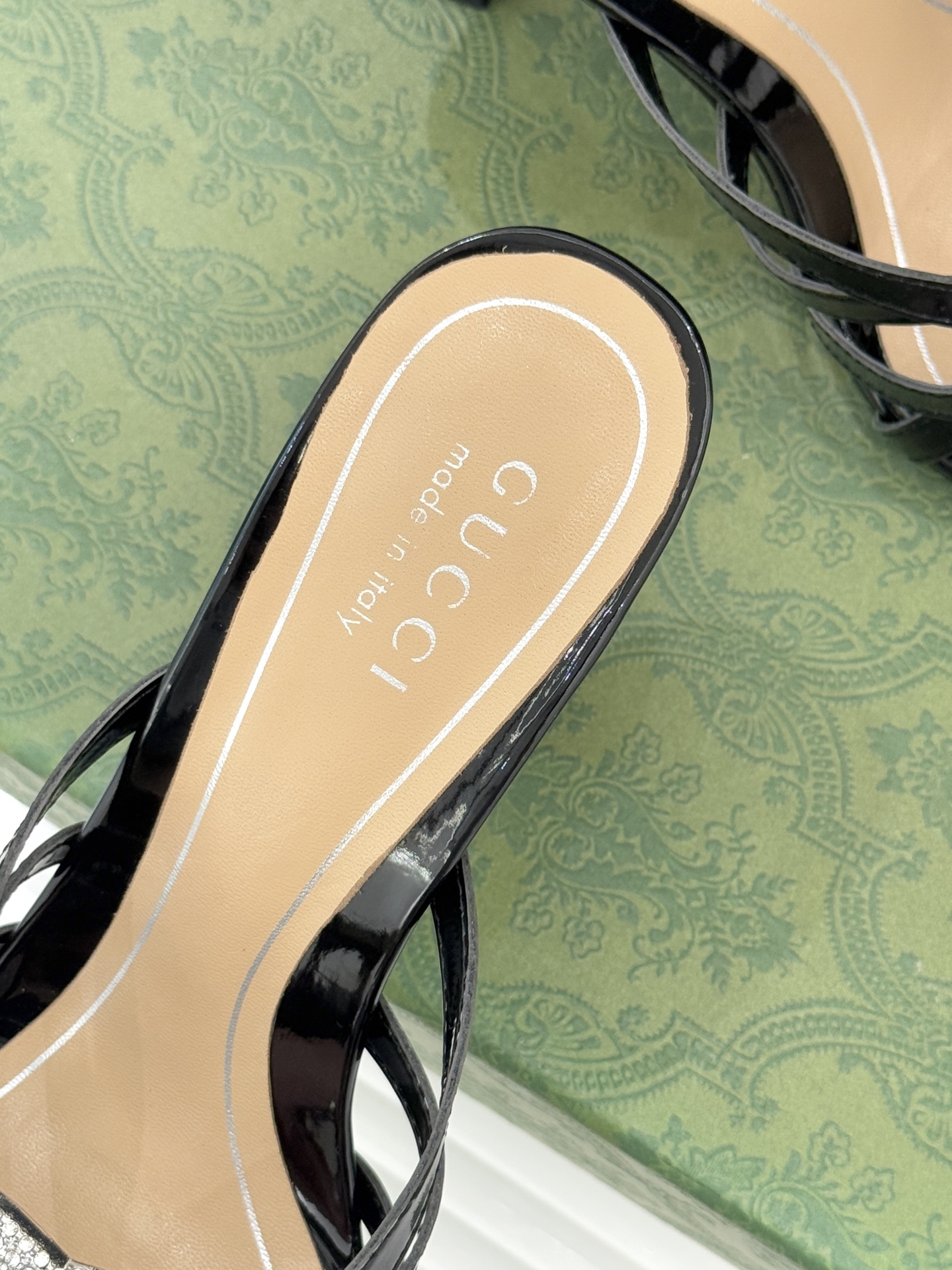 Gucci/古驰25WF早春水钻双G细带高跟拖鞋以经典符号与璀璨钻光重构早春格调将意式“不经意的优雅”融