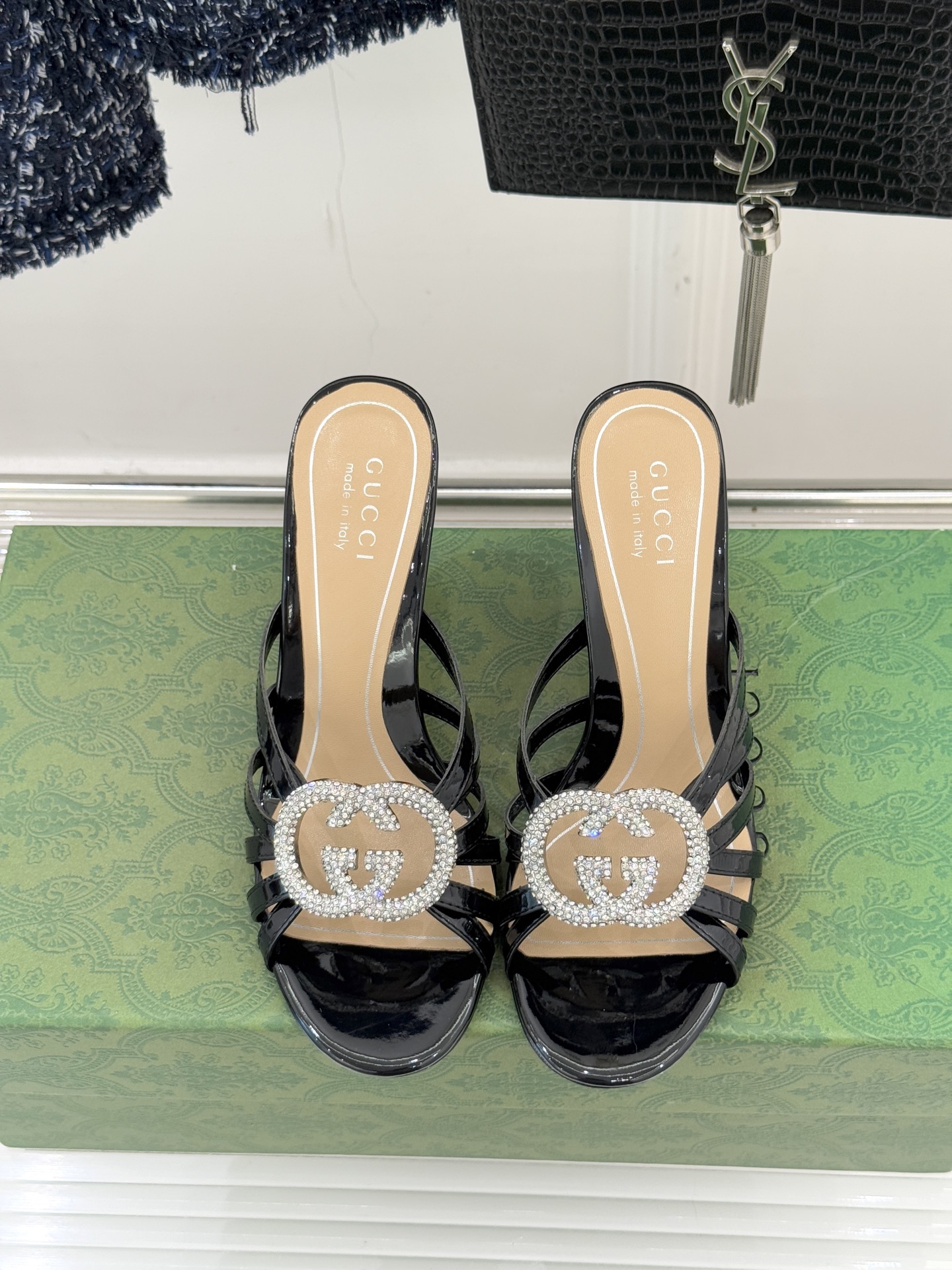 Gucci/古驰25WF早春水钻双G细带高跟拖鞋以经典符号与璀璨钻光重构早春格调将意式“不经意的优雅”融