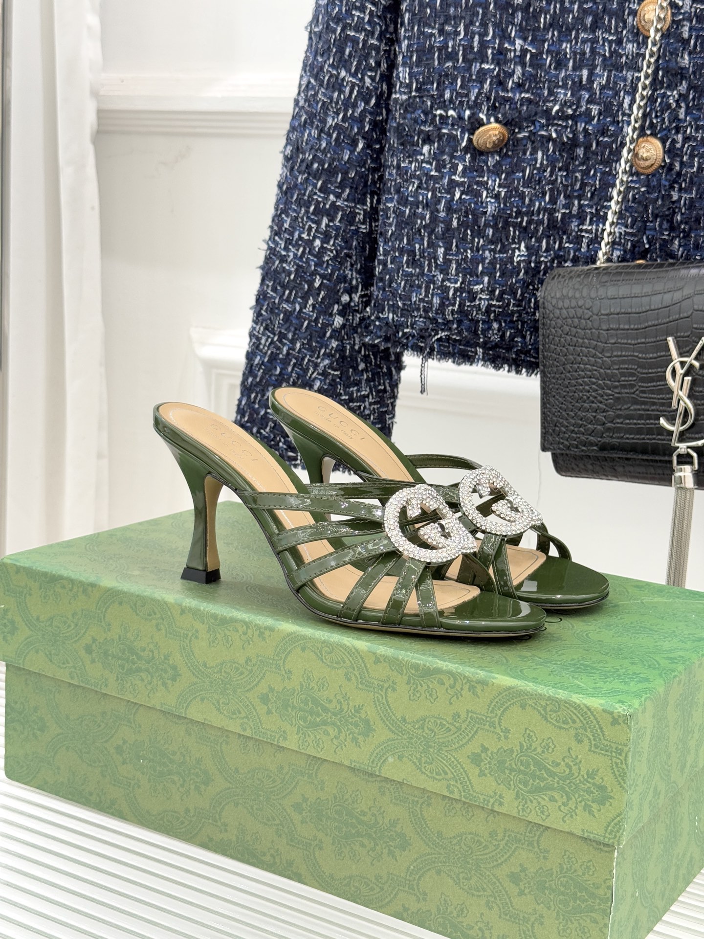 Gucci/古驰25WF早春水钻双G细带高跟拖鞋以经典符号与璀璨钻光重构早春格调将意式“不经意的优雅”融