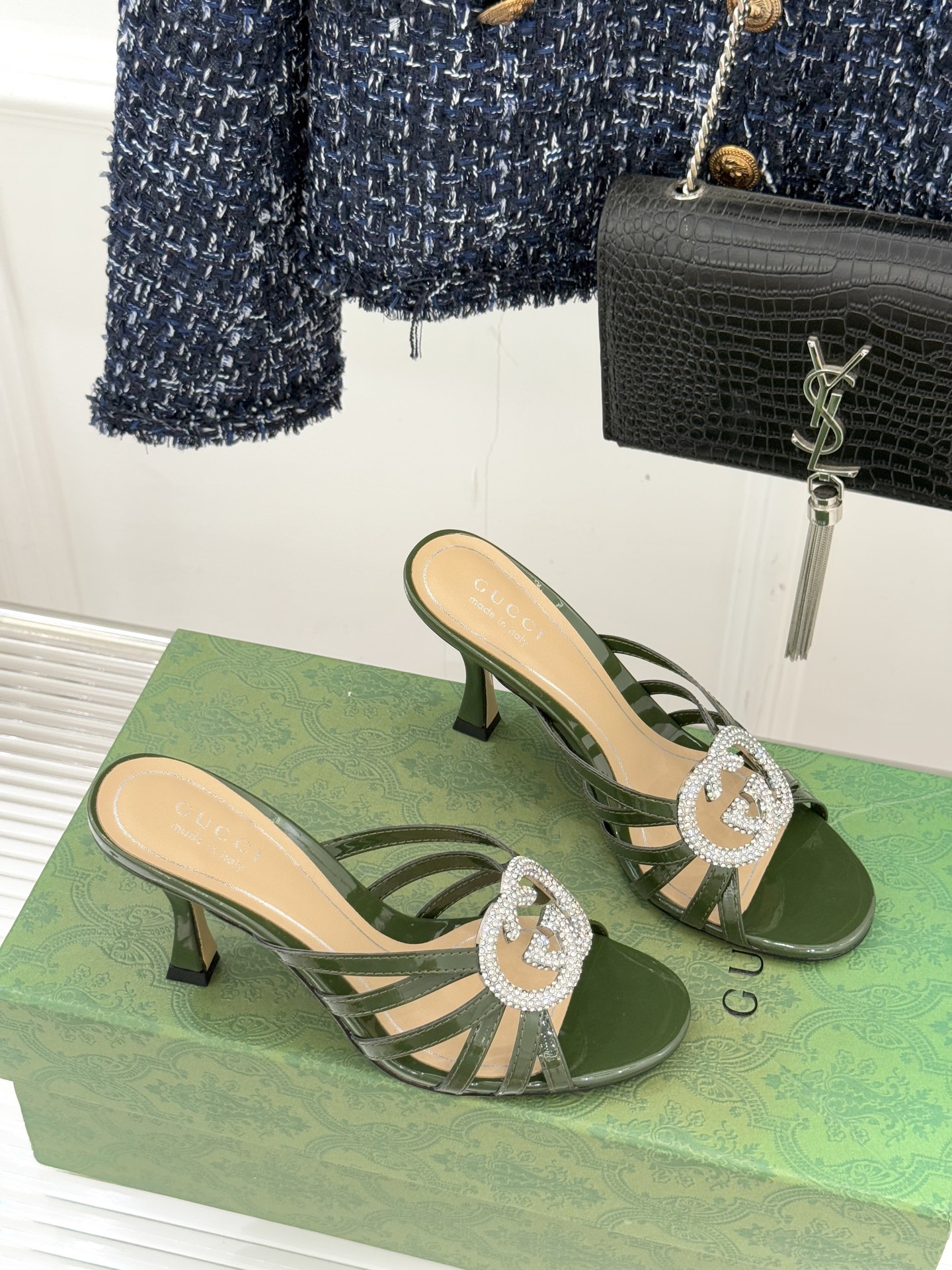 Gucci/古驰25WF早春水钻双G细带高跟拖鞋以经典符号与璀璨钻光重构早春格调将意式“不经意的优雅”融