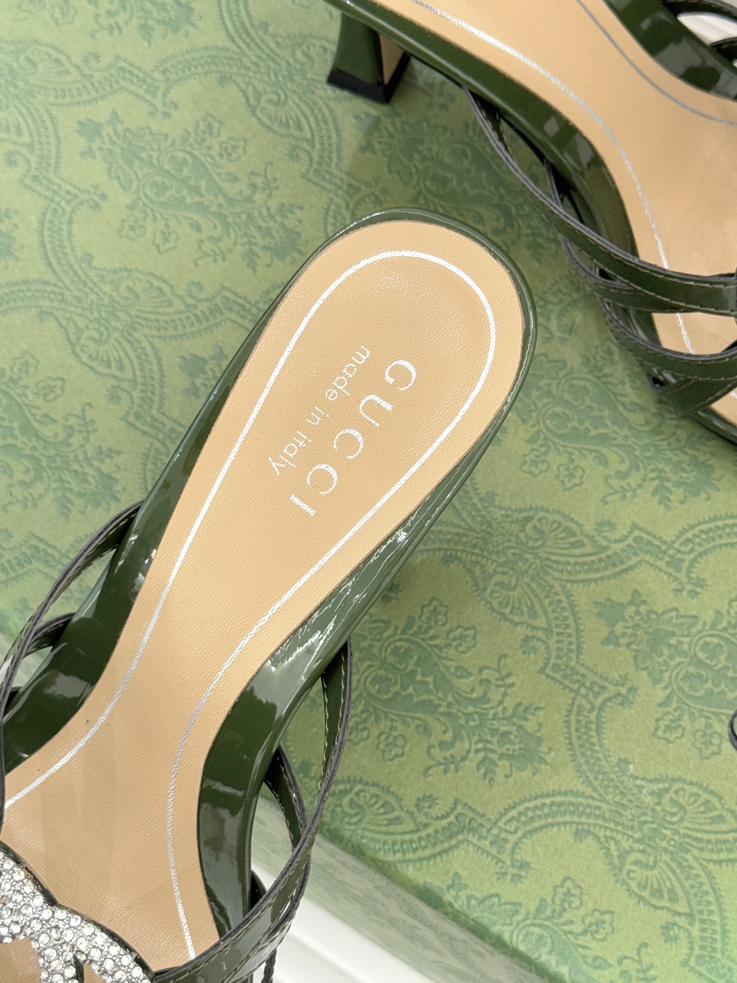 Gucci/古驰25WF早春水钻双G细带高跟拖鞋以经典符号与璀璨钻光重构早春格调将意式“不经意的优雅”融