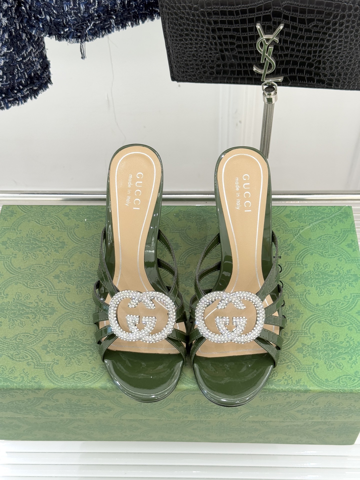 Gucci/古驰25WF早春水钻双G细带高跟拖鞋以经典符号与璀璨钻光重构早春格调将意式“不经意的优雅”融