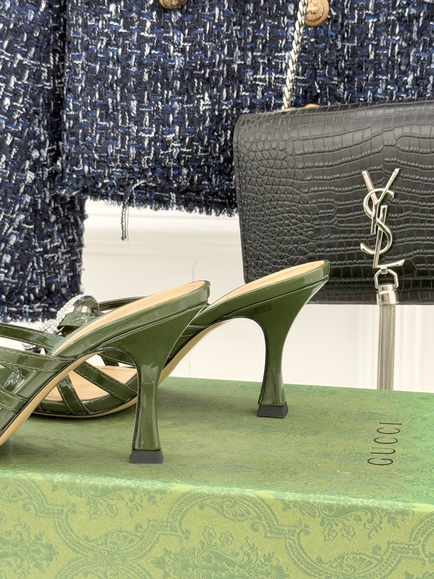 Gucci/古驰25WF早春水钻双G细带高跟拖鞋以经典符号与璀璨钻光重构早春格调将意式“不经意的优雅”融