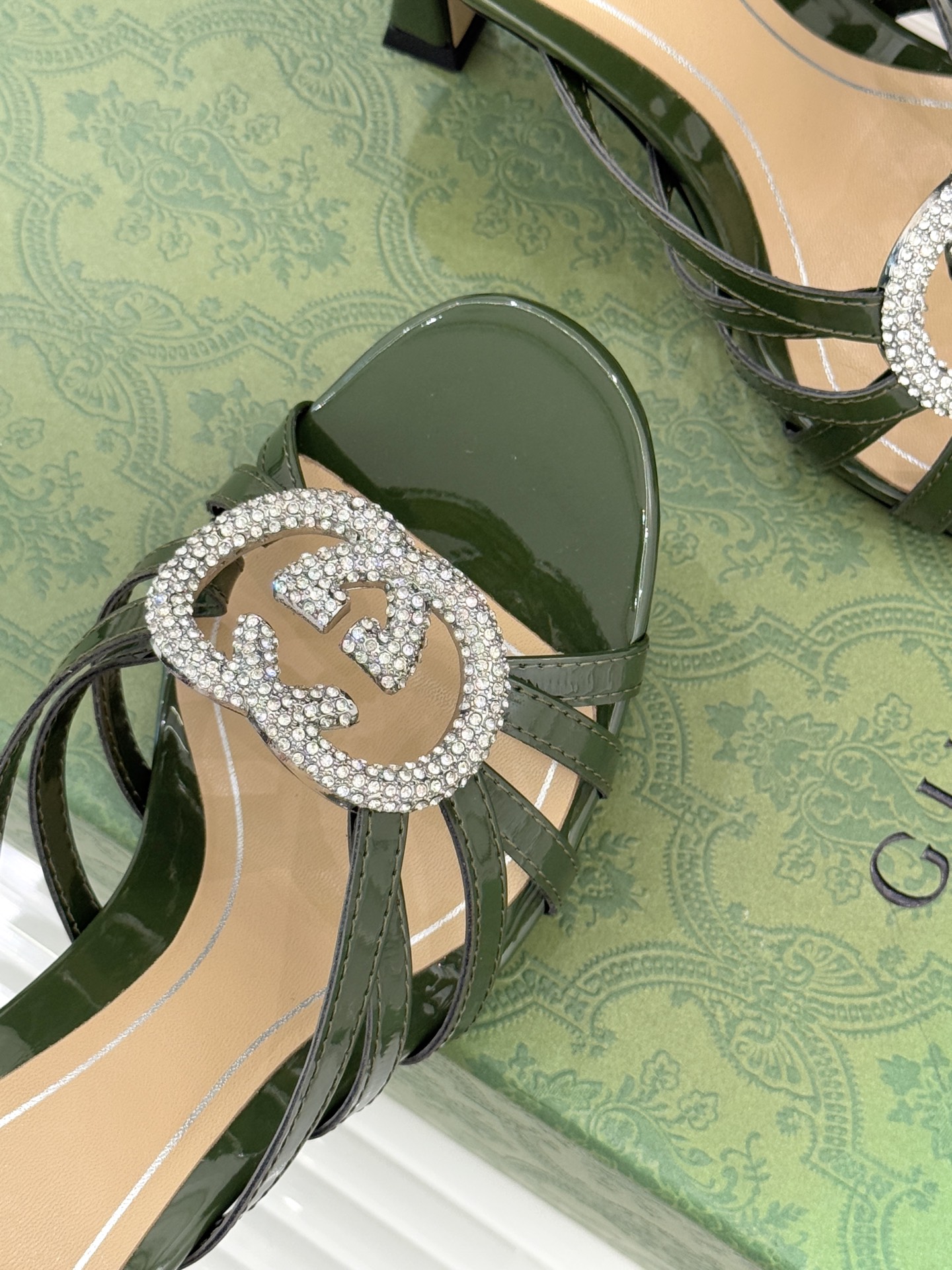 Gucci/古驰25WF早春水钻双G细带高跟拖鞋以经典符号与璀璨钻光重构早春格调将意式“不经意的优雅”融