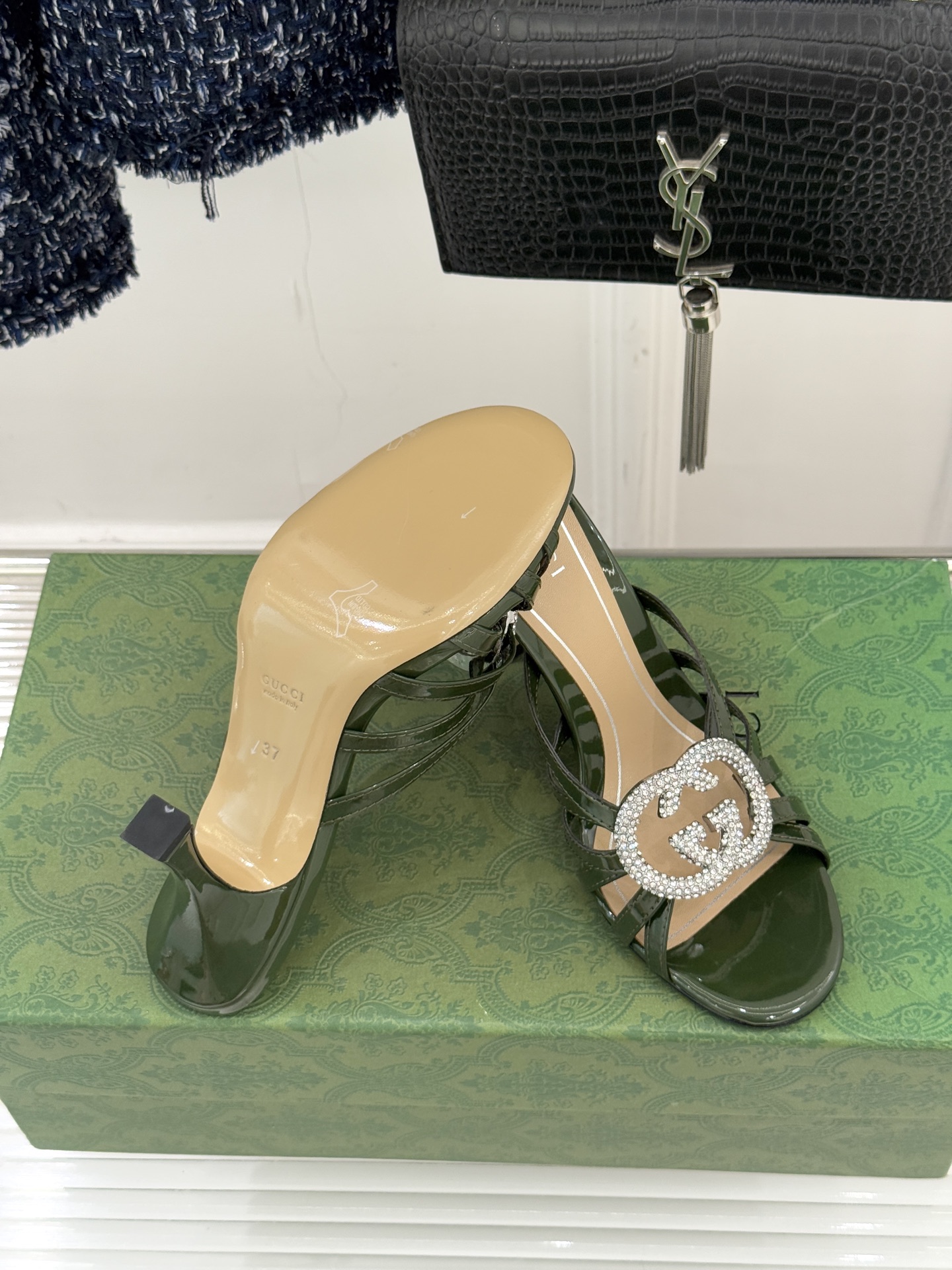Gucci/古驰25WF早春水钻双G细带高跟拖鞋以经典符号与璀璨钻光重构早春格调将意式“不经意的优雅”融
