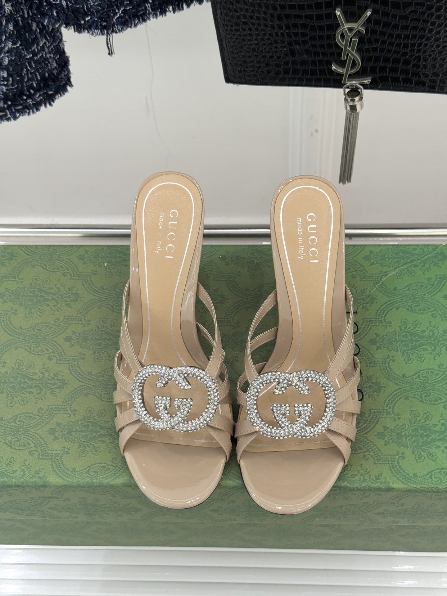 Gucci/古驰25WF早春水钻双G细带高跟拖鞋以经典符号与璀璨钻光重构早春格调将意式“不经意的优雅”融