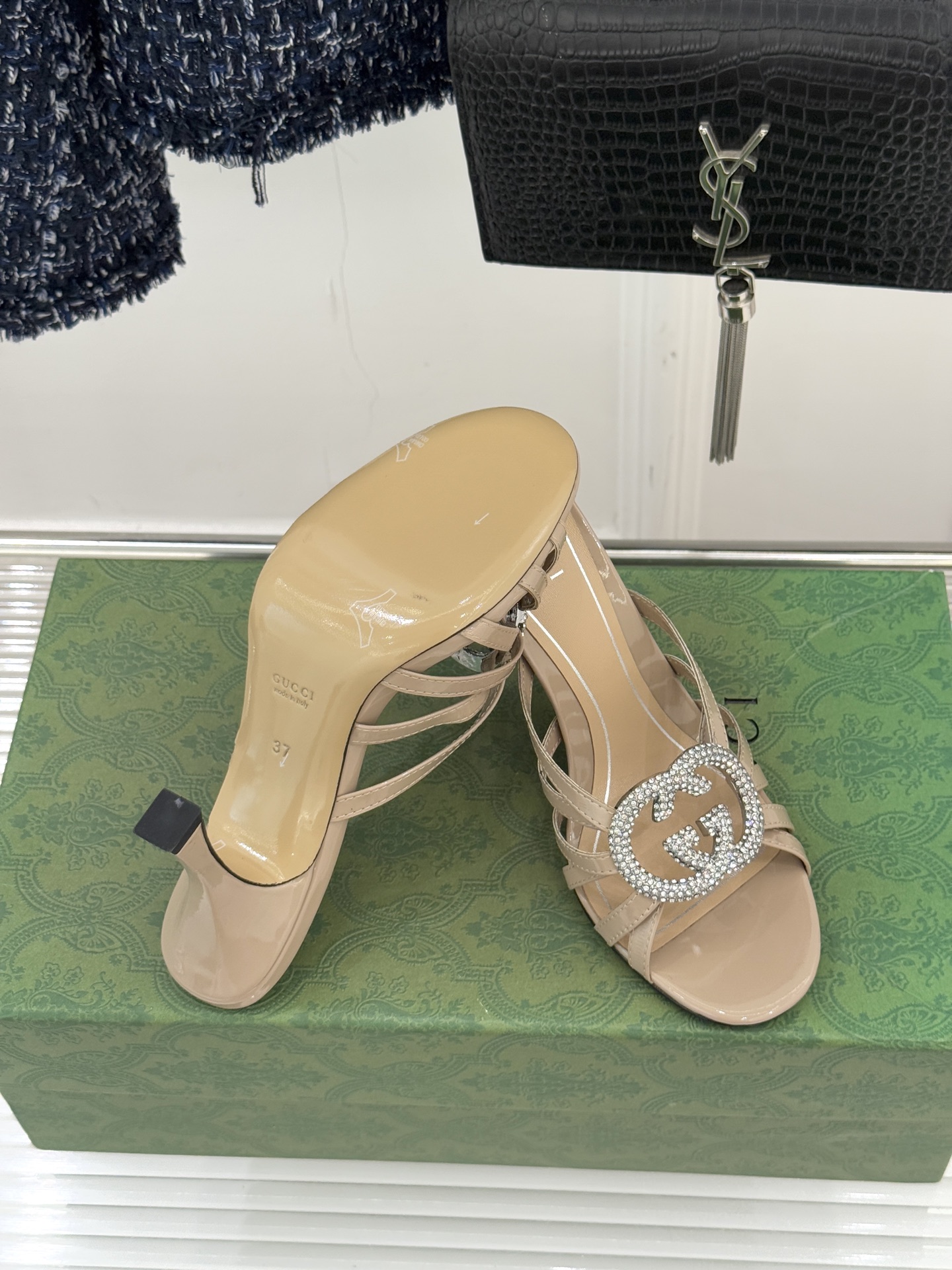 Gucci/古驰25WF早春水钻双G细带高跟拖鞋以经典符号与璀璨钻光重构早春格调将意式“不经意的优雅”融