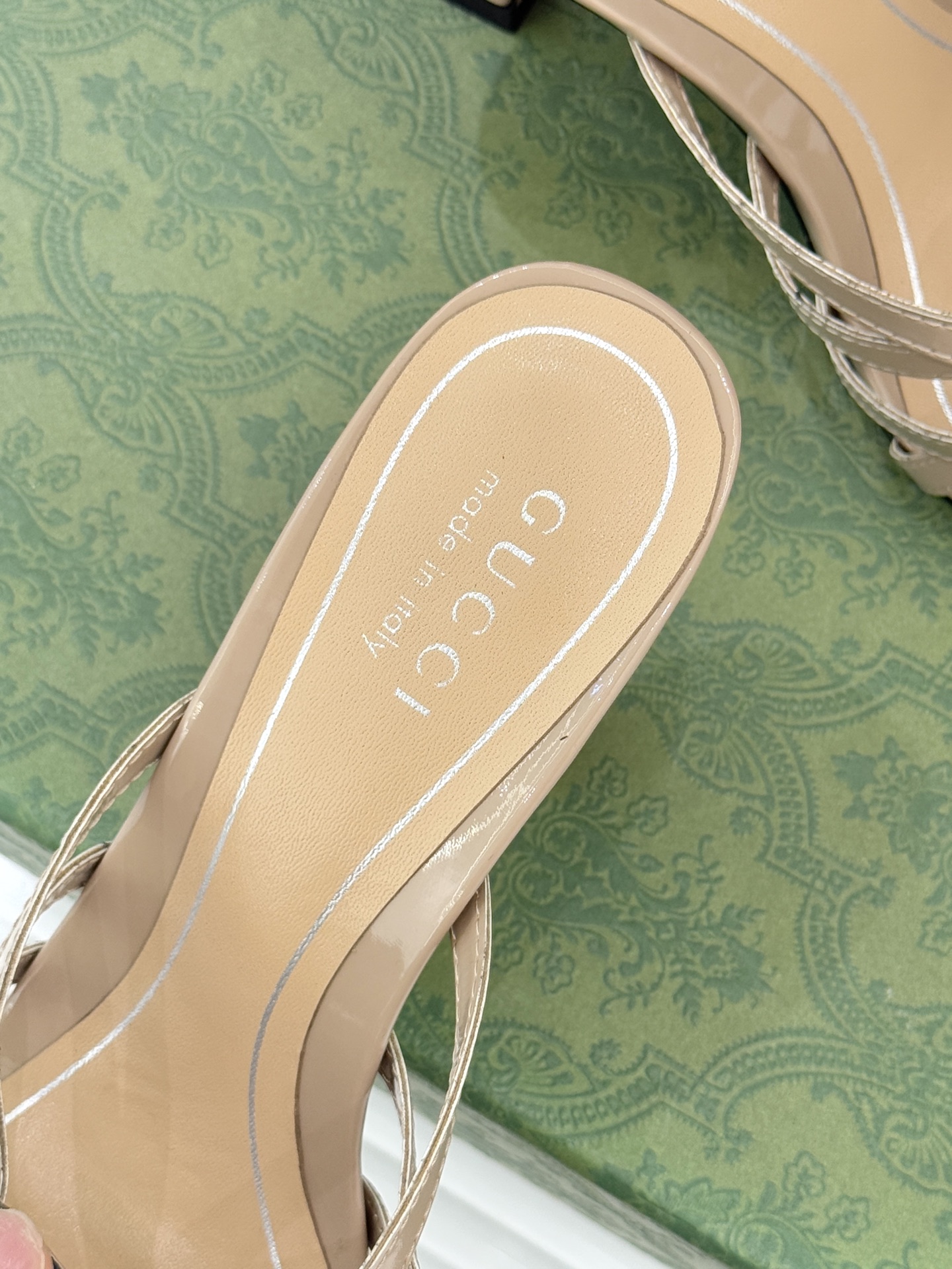 Gucci/古驰25WF早春水钻双G细带高跟拖鞋以经典符号与璀璨钻光重构早春格调将意式“不经意的优雅”融