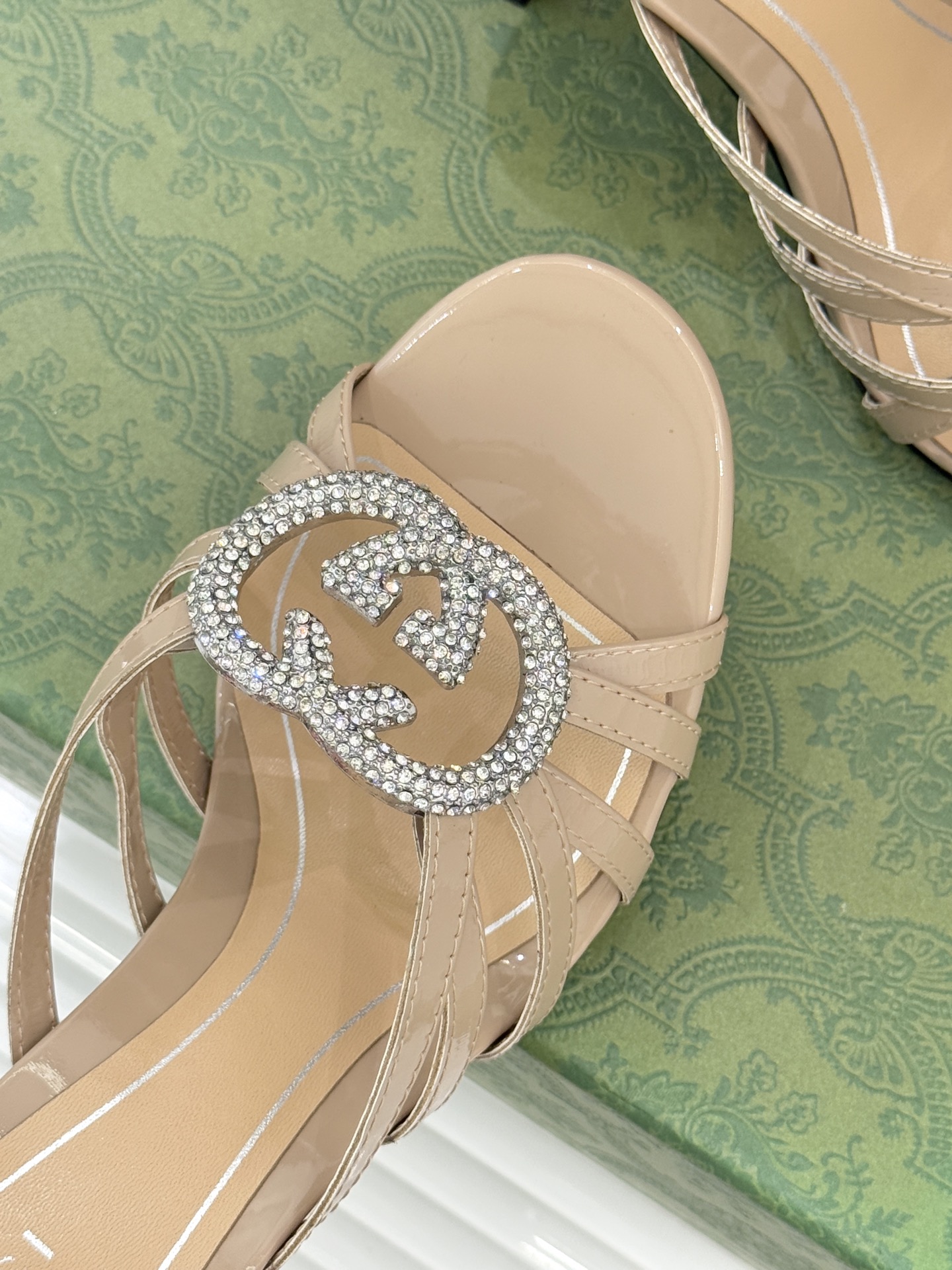 Gucci/古驰25WF早春水钻双G细带高跟拖鞋以经典符号与璀璨钻光重构早春格调将意式“不经意的优雅”融