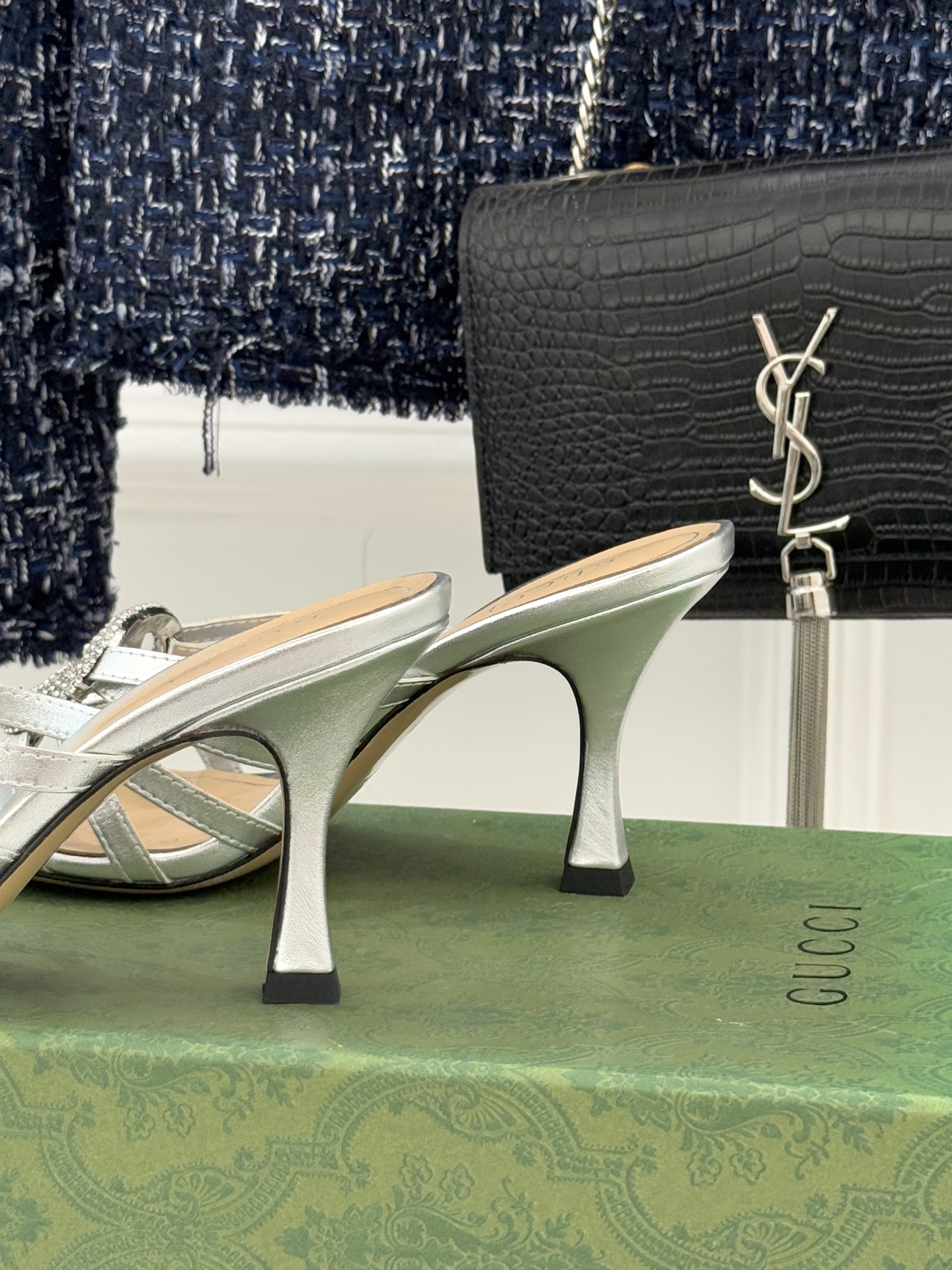 Gucci/古驰25WF早春水钻双G细带高跟拖鞋以经典符号与璀璨钻光重构早春格调将意式“不经意的优雅”融