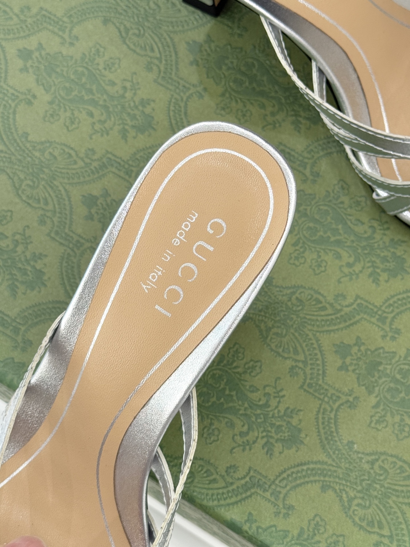 Gucci/古驰25WF早春水钻双G细带高跟拖鞋以经典符号与璀璨钻光重构早春格调将意式“不经意的优雅”融