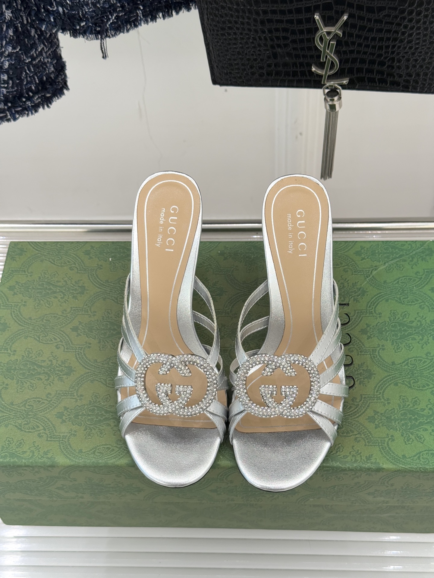 Gucci/古驰25WF早春水钻双G细带高跟拖鞋以经典符号与璀璨钻光重构早春格调将意式“不经意的优雅”融