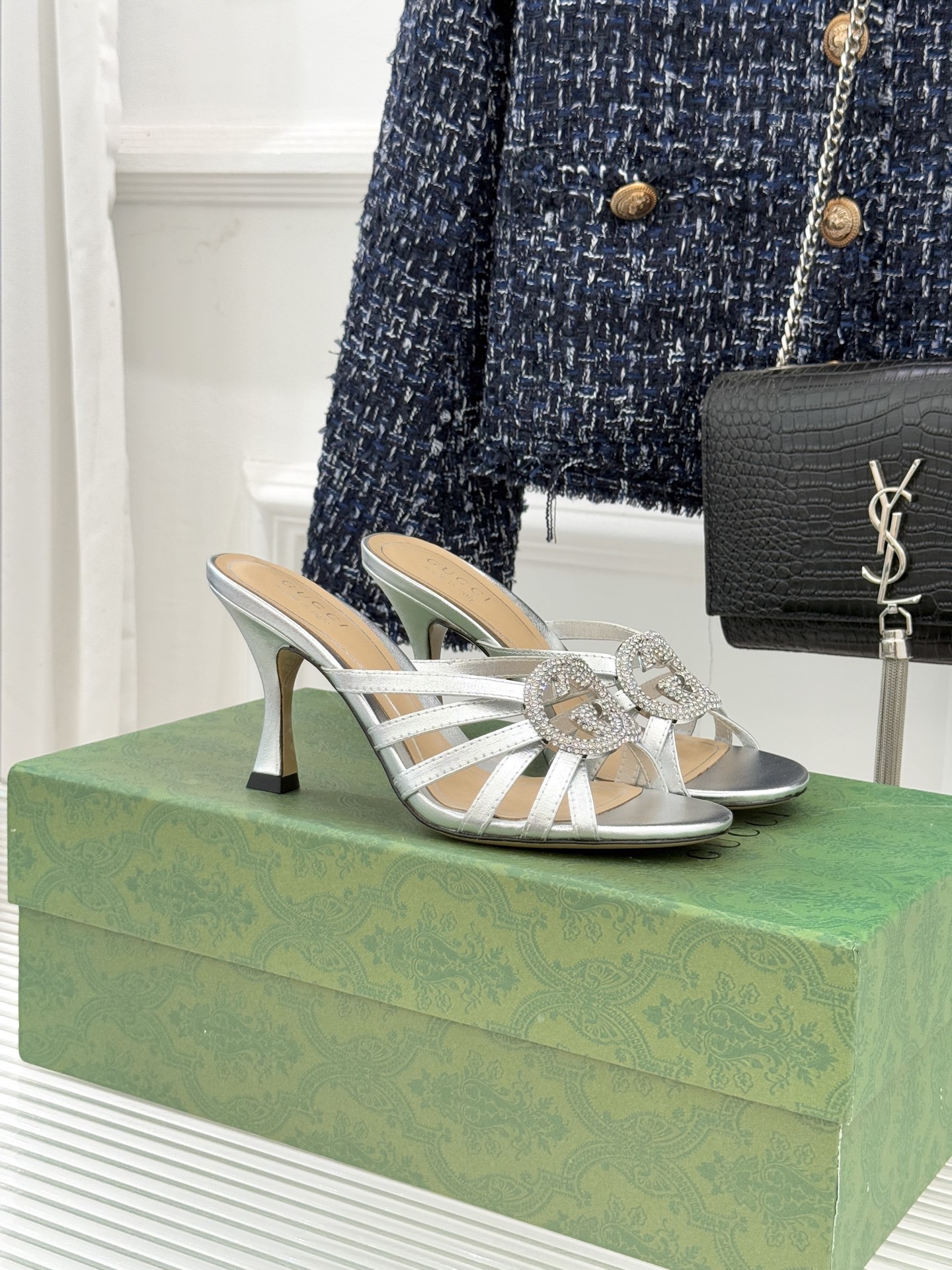 Gucci/古驰25WF早春水钻双G细带高跟拖鞋以经典符号与璀璨钻光重构早春格调将意式“不经意的优雅”融