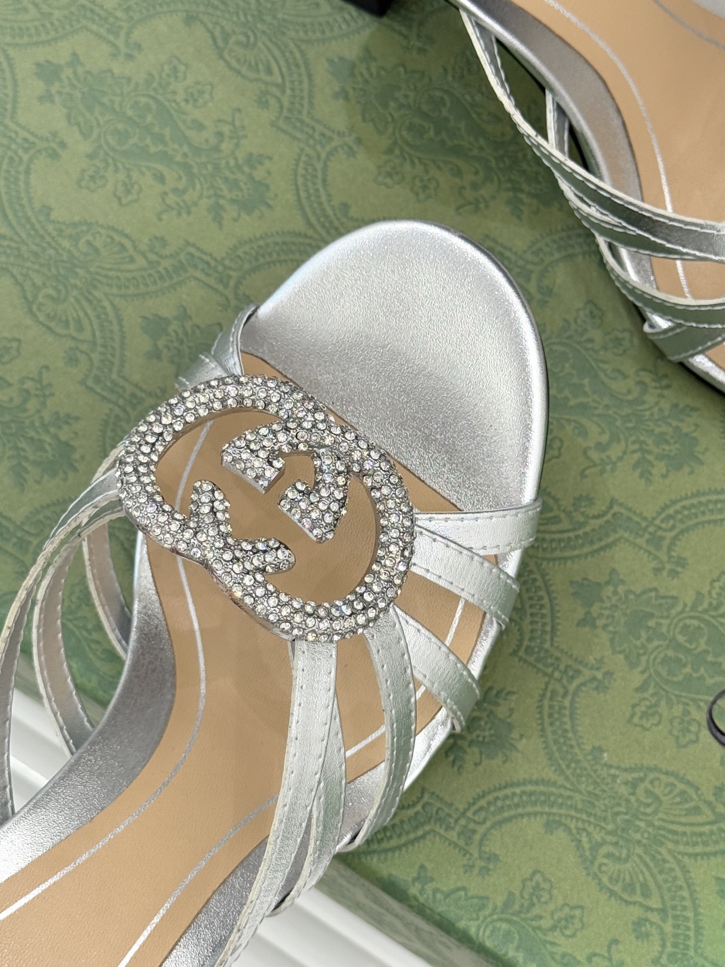 Gucci/古驰25WF早春水钻双G细带高跟拖鞋以经典符号与璀璨钻光重构早春格调将意式“不经意的优雅”融