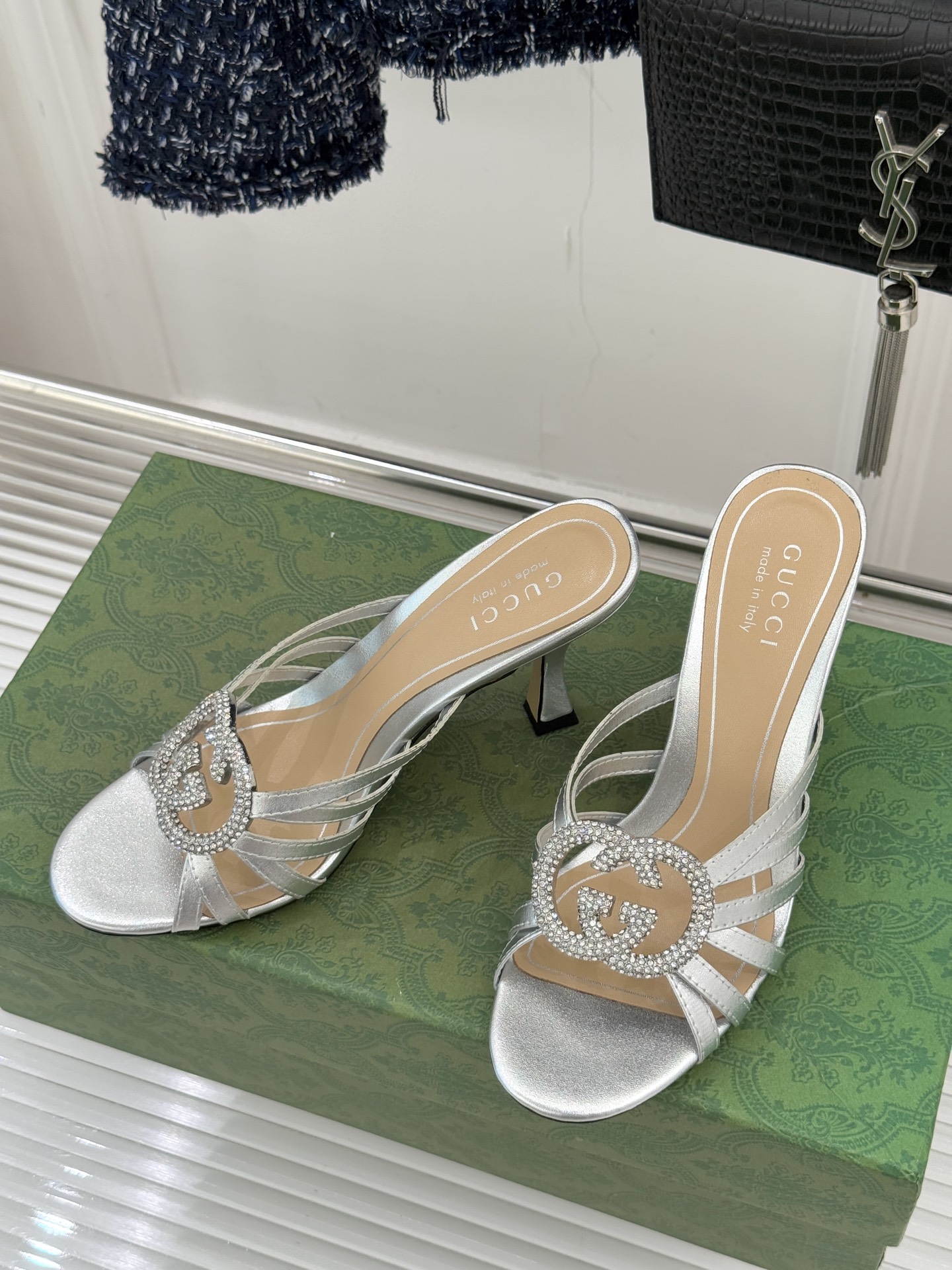 Gucci/古驰25WF早春水钻双G细带高跟拖鞋以经典符号与璀璨钻光重构早春格调将意式“不经意的优雅”融