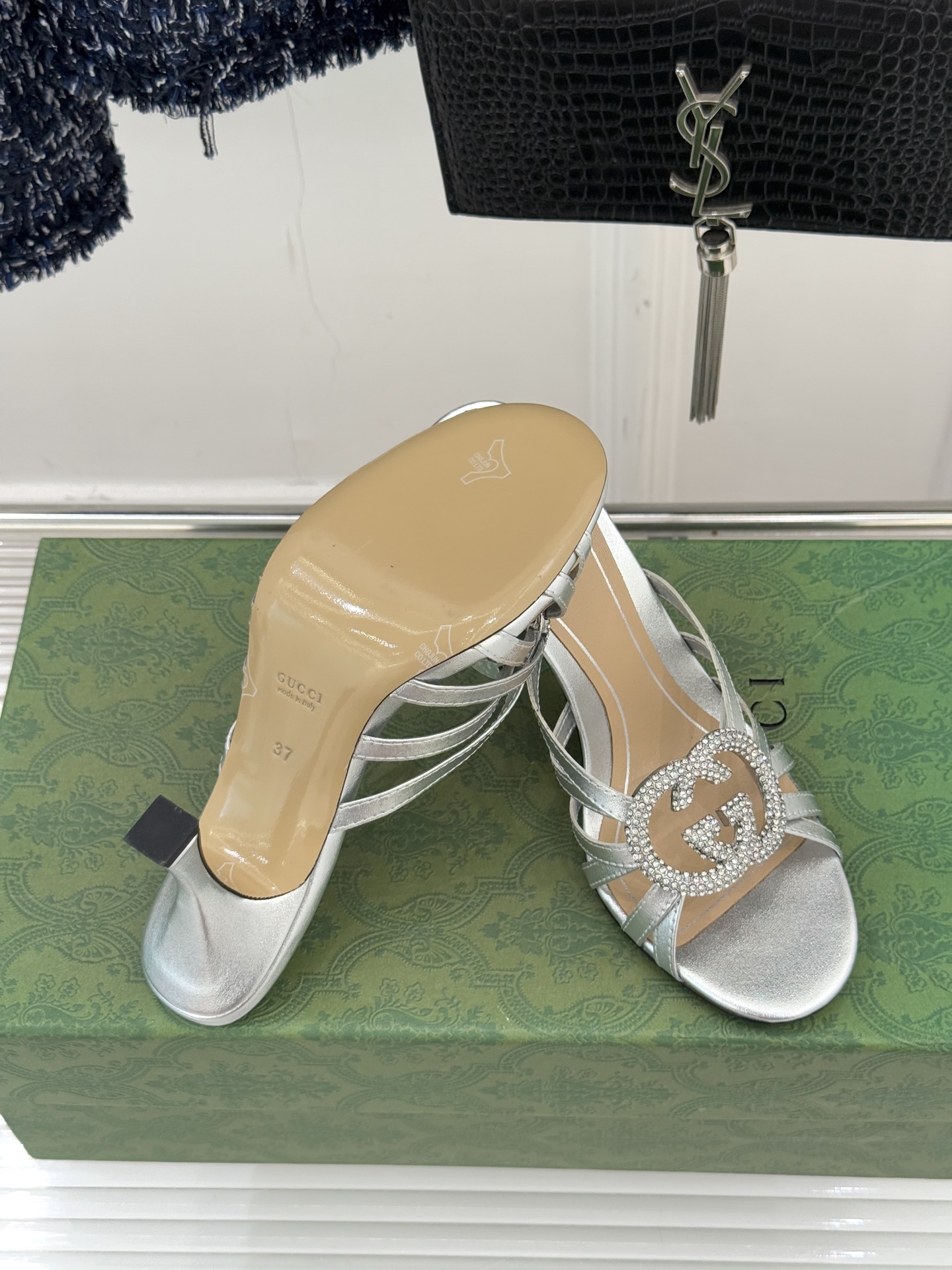 Gucci/古驰25WF早春水钻双G细带高跟拖鞋以经典符号与璀璨钻光重构早春格调将意式“不经意的优雅”融