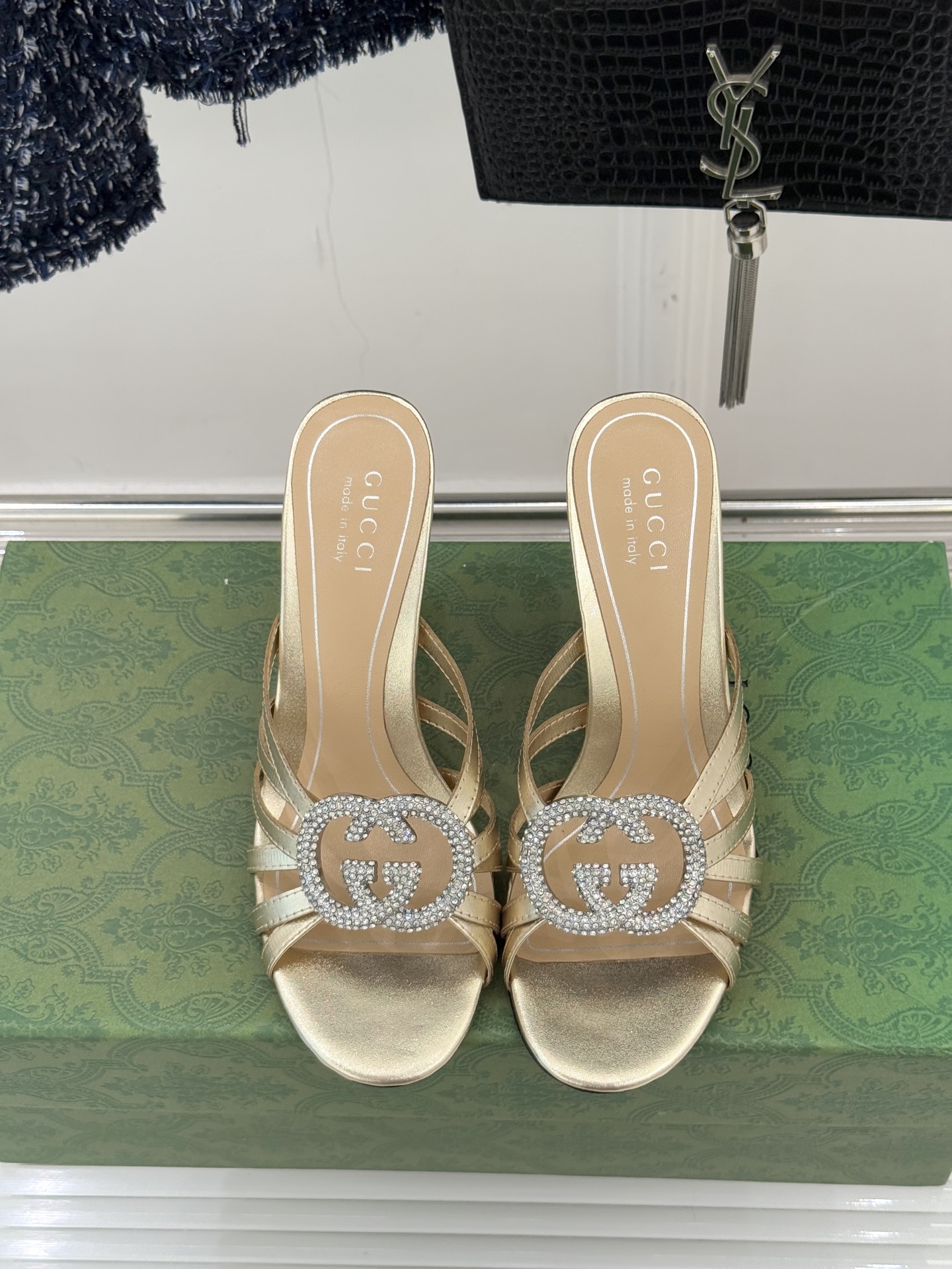 Gucci/古驰25WF早春水钻双G细带高跟拖鞋以经典符号与璀璨钻光重构早春格调将意式“不经意的优雅”融