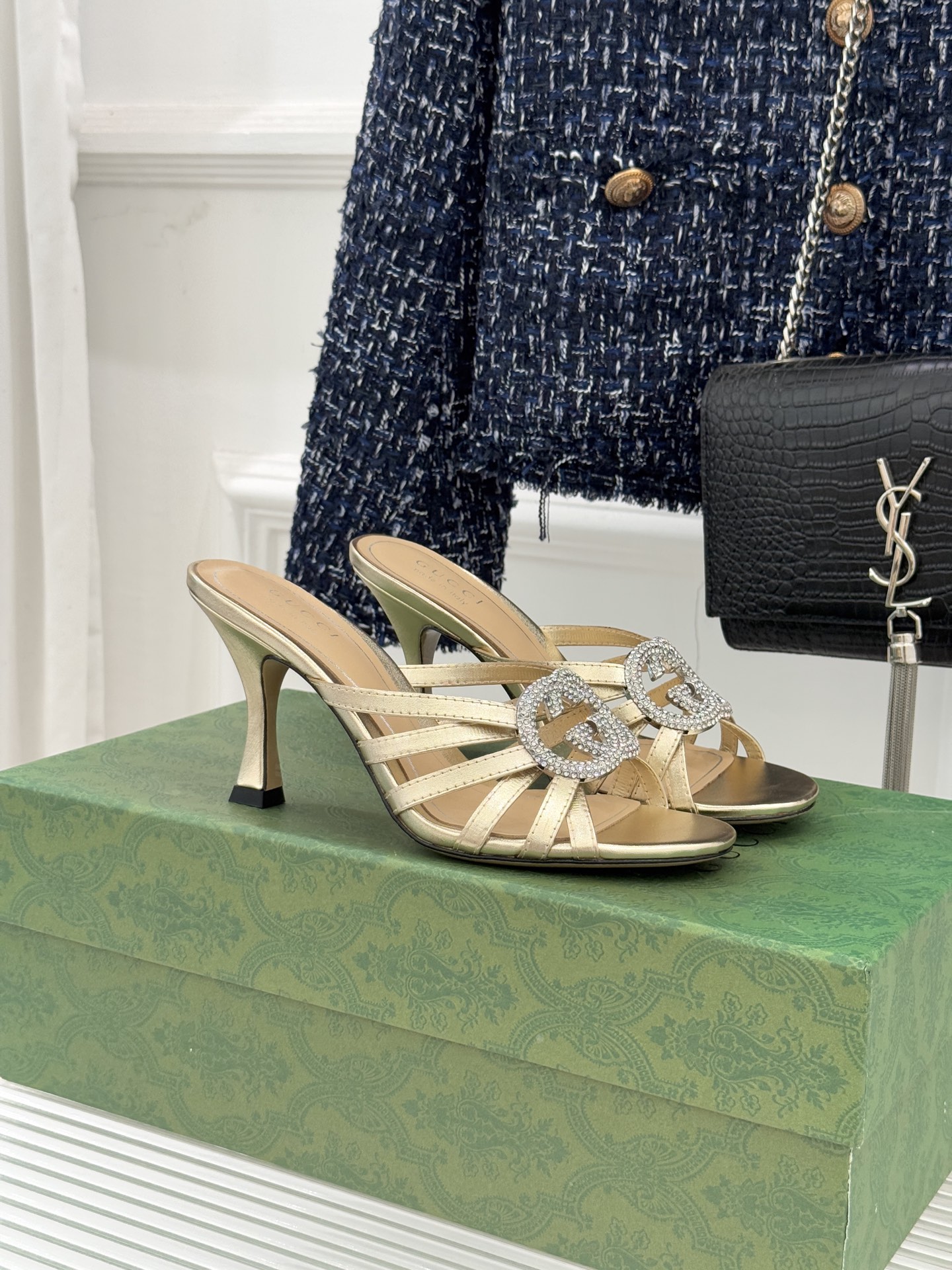 NO:628293,Gucci/Gucci 25WF early spring rhinestone double G thin straps and high-heeled slippers use classic symbols and bright diamond light to reconstruct the early spring style. Incorporate Italian 'casual elegance' into the square dimensions of the shoes, showing a sense of luxury and modern tension in every step. The core of the shoe body is embellished with a three-dimensional metal double G logo and is studded with fine rhinestones. It shines with luster under the refraction of light. It is not exaggerated but has high-gloss recognition.  It is a contemporary translation of the brand's century-old DNA. The 8.5cm stiletto heel is tall and stylish. It can naturally elongate the body proportions on small people. It is versatile and suitable for all scenes. Paired with a silk suspender skirt, it is gentle and elegant for dating and commuting. Paired with high-waisted wide-leg pants and simple shirts, it has a smart and modern style. Paired with a floral tea dress, it is suitable for early spring vacations. It can easily become the finishing touch of the style. It is suitable for switching between day and night. The fabric is made of original custom leather.  The inner tiptoe is made of sheepskin, Italian imported genuine leather outsole size 35-39 (customized 40/41/42), high heels and slippers, gucci, gucci, high heels, slippers, skirts, shirts, sheepskin, real silk, Leather soles19860909Gucci/古驰25WF早春水钻双G细带 高跟拖鞋 以经典符号与璀璨钻光重构早春格调 将意式“不经意的优雅”融入鞋履方寸 步履间尽显奢品质感与摩登张力. 鞋身核心缀立体金属双G标识 满镶细碎水钻 光线折射下闪映莹润光泽 不浮夸却自带高光辨识度 既是品牌百年DNA的当代转译 8.5cm细高跟挺拔有型 小个子上脚可自然拉长身形比例 百搭属性适配全场景穿搭 搭配真丝吊带裙 是约会通勤的温柔奢雅 配高腰阔腿裤与简约衬衫 干练摩登格调 搭碎花茶歇裙 适配早春度假出行 轻松成为造型点睛之笔 昼夜切换造型皆得体出众. 面料采用原版定制皮料 内里踮脚均为羊皮 意大利进口真皮大底 size35-39（40/41/42定制）,高跟鞋拖鞋,gucci,gucci,high heels,slippers,skirts,shirts,sheepskin,real silk,Leather soles,Women's Shoes