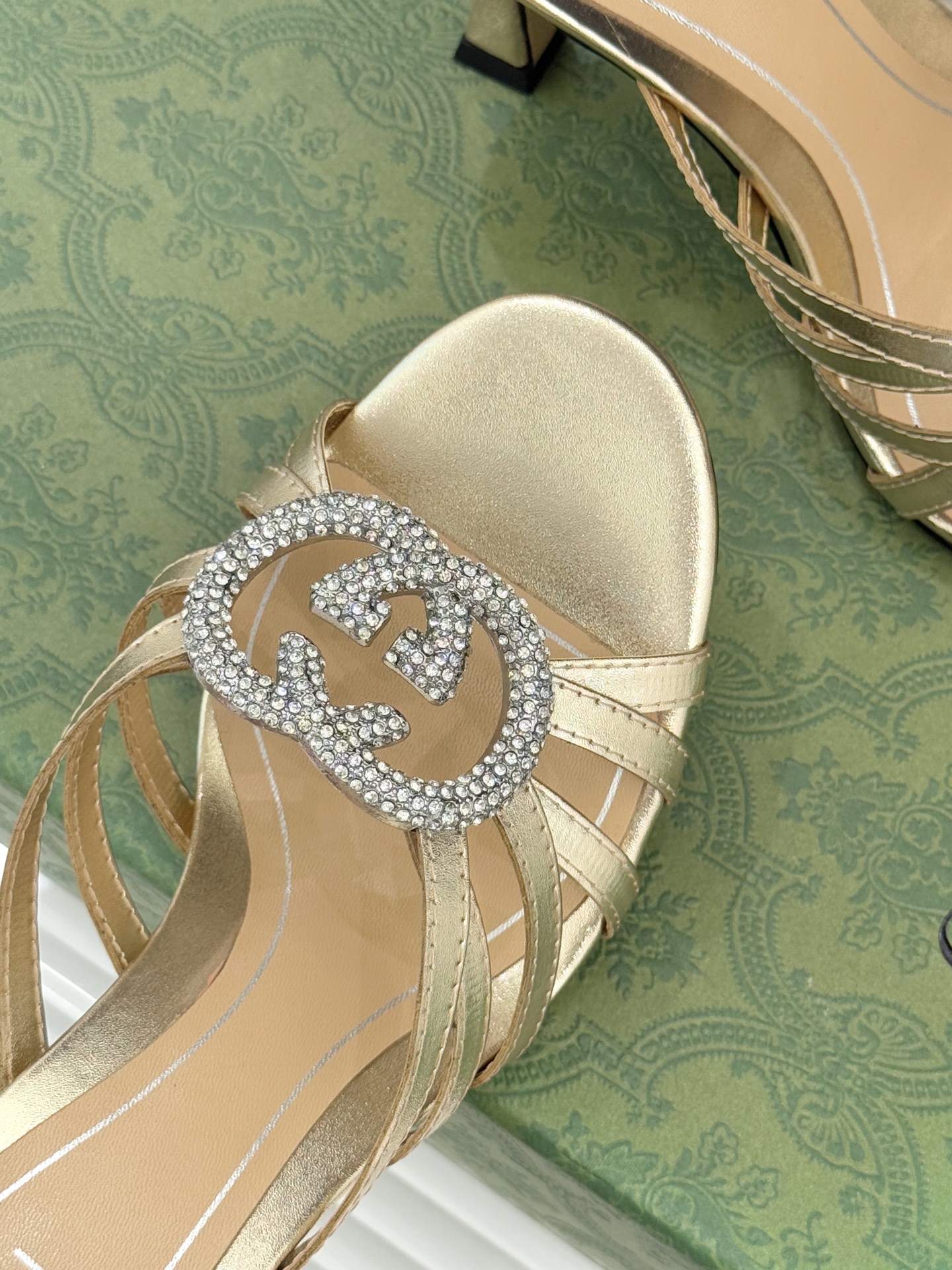 Gucci/古驰25WF早春水钻双G细带高跟拖鞋以经典符号与璀璨钻光重构早春格调将意式“不经意的优雅”融