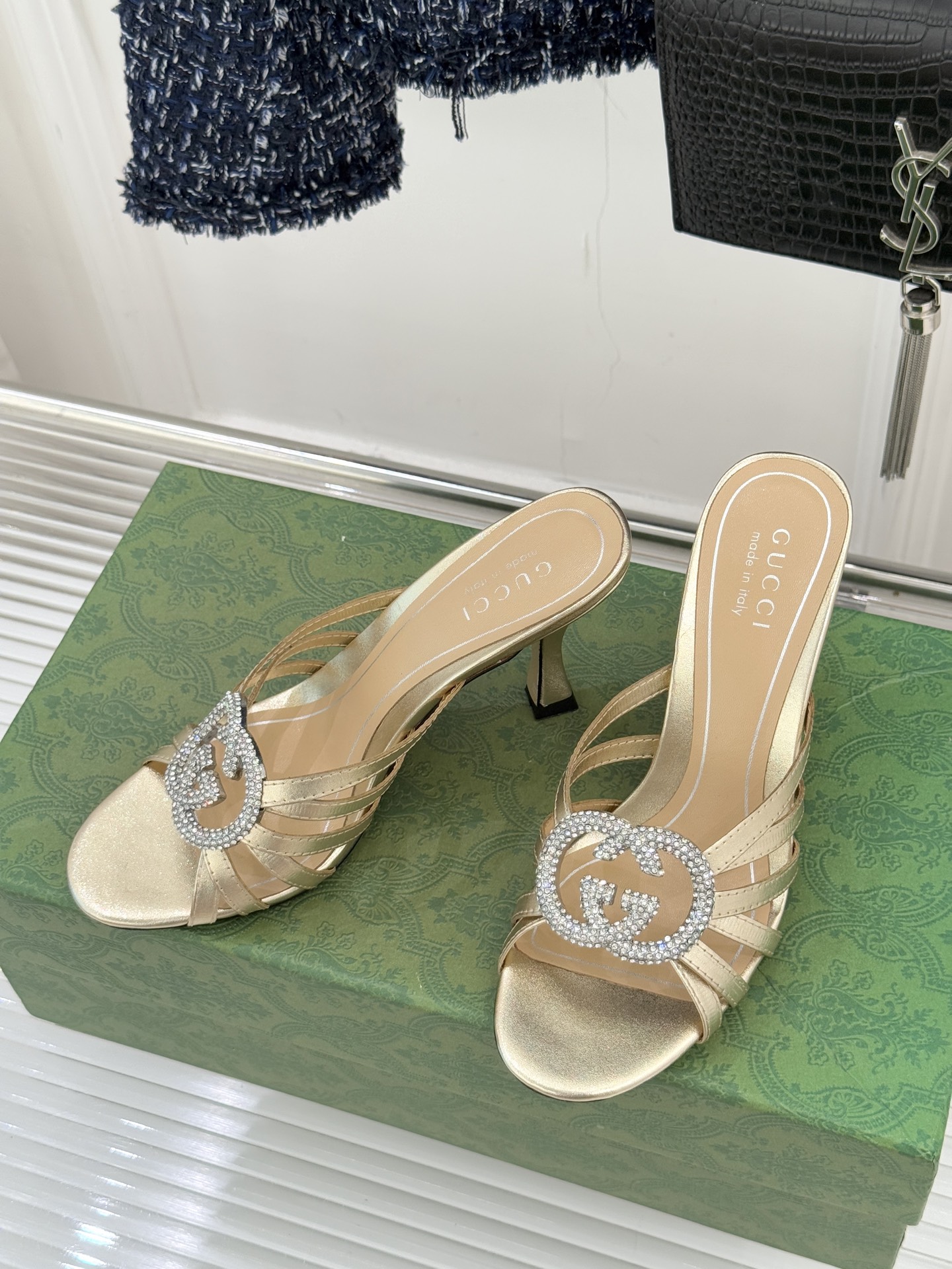 Gucci/古驰25WF早春水钻双G细带高跟拖鞋以经典符号与璀璨钻光重构早春格调将意式“不经意的优雅”融