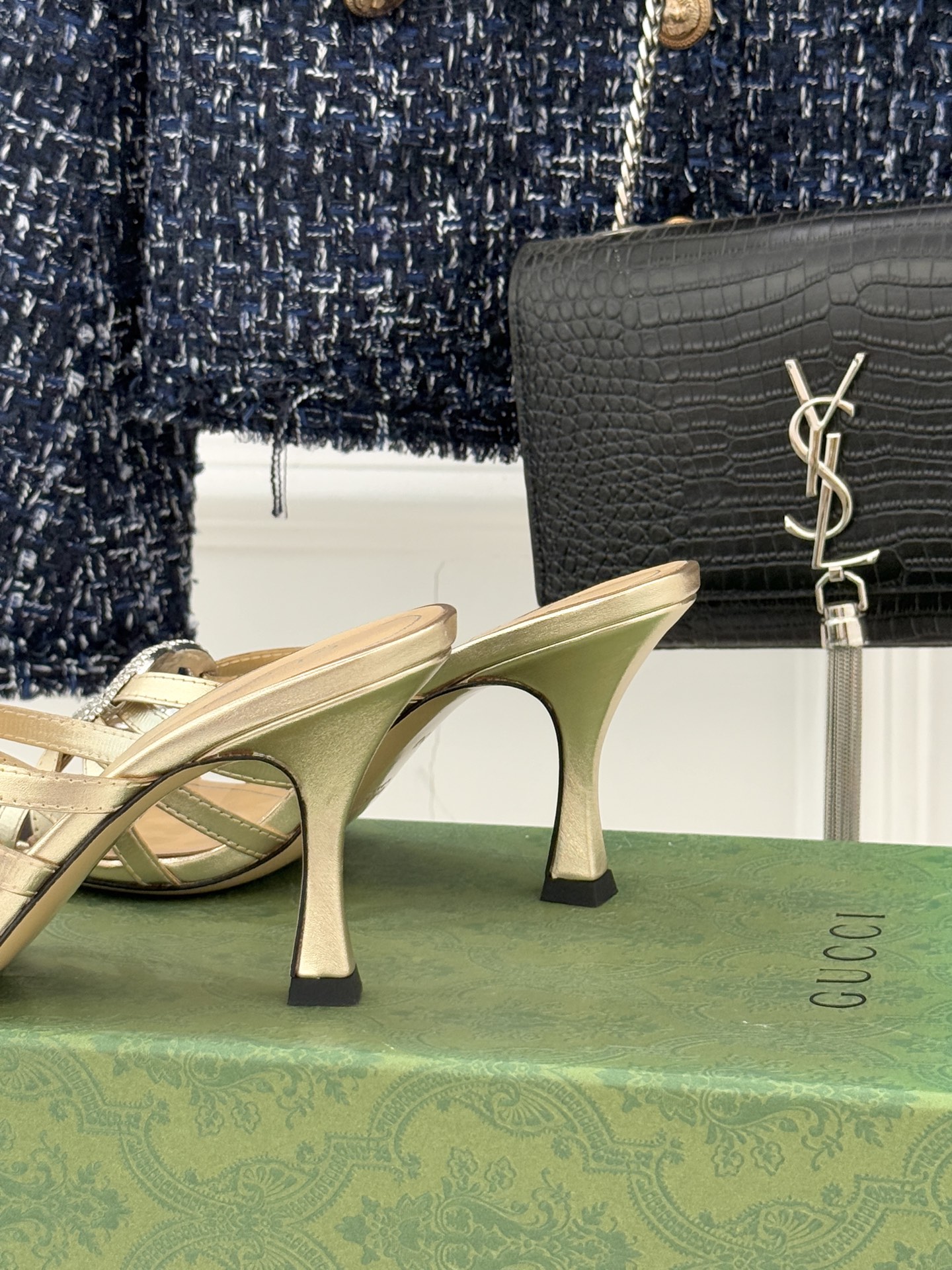 Gucci/古驰25WF早春水钻双G细带高跟拖鞋以经典符号与璀璨钻光重构早春格调将意式“不经意的优雅”融